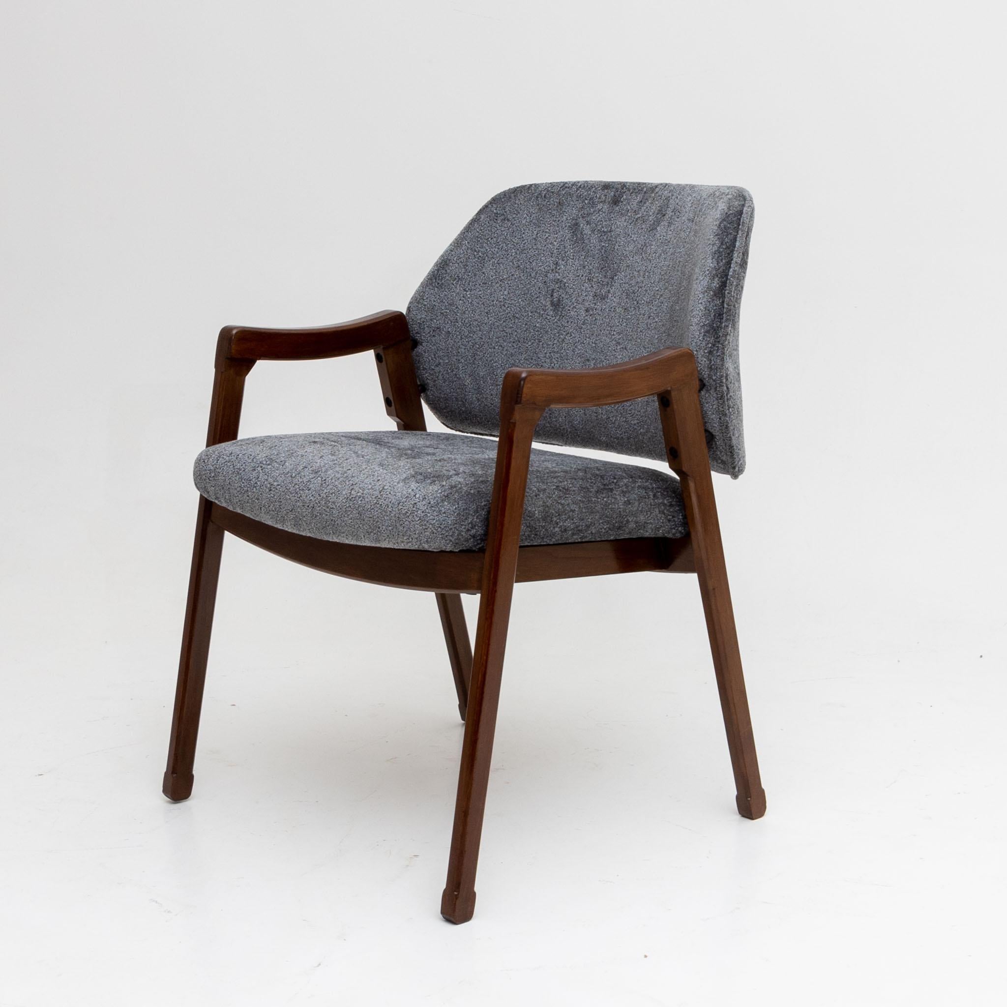 Satz von vier modernistischen Sesseln von Ico Parisi.
Modell #814. Rahmen aus italienischem Nussbaum.