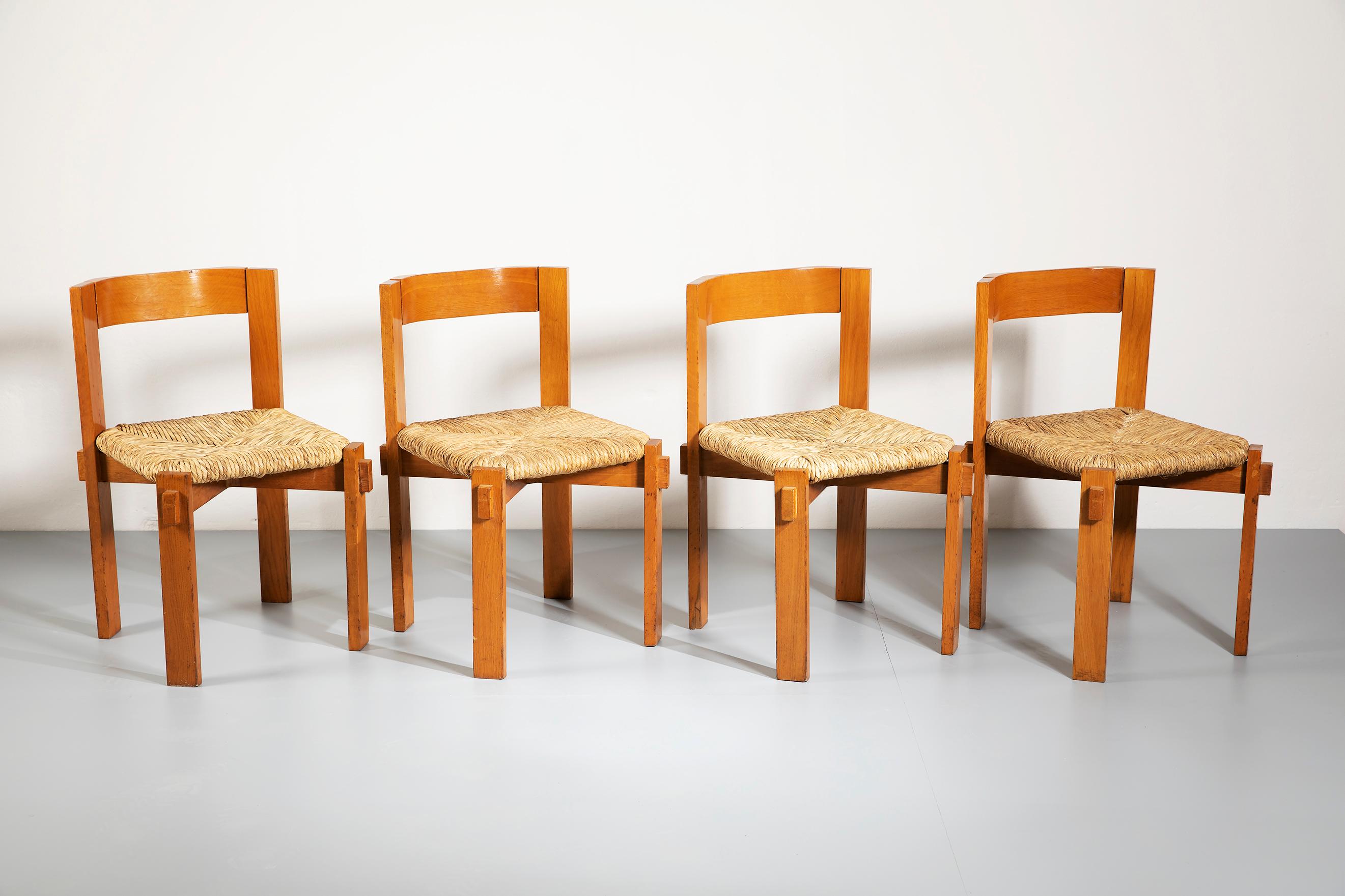 Four sculptural modernist dining chair, in oakwood with removable straw seat, late 1950s.
These chairs are very solid and remarkable for their joint construction.
The straw is the original one and is in good conditions. The structure has the