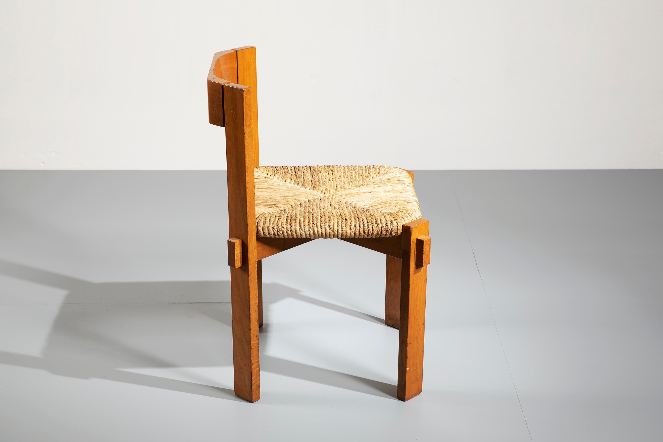 Mid-20th Century Set of Four Modernist Italian Oakwood and Straw Chairs, 1950s For Sale