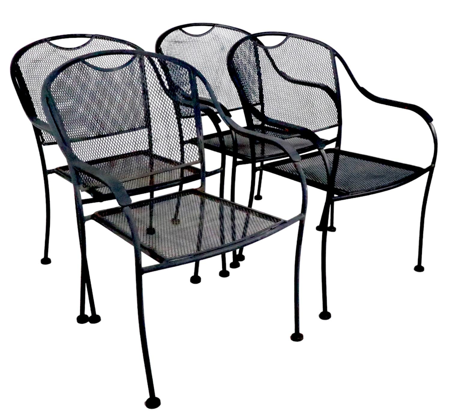 Set of Four Modernist Metal Garden Patio Dining Chairs in the style of Woodard For Sale 4