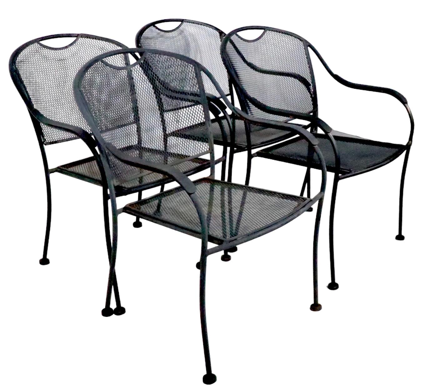 Set of Four Modernist Metal Garden Patio Dining Chairs in the style of Woodard For Sale 5