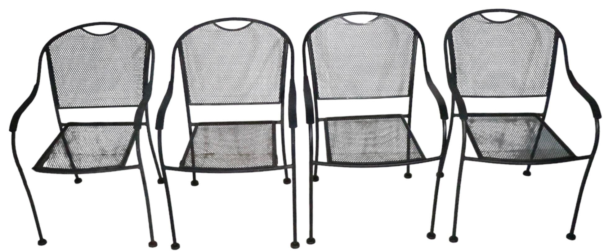 Set of Four Modernist Metal Garden Patio Dining Chairs in the style of Woodard For Sale 6