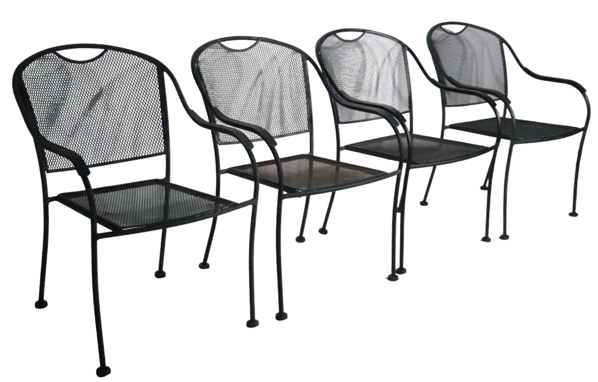 Set of Four Modernist Metal Garden Patio Dining Chairs in the style of Woodard For Sale 7