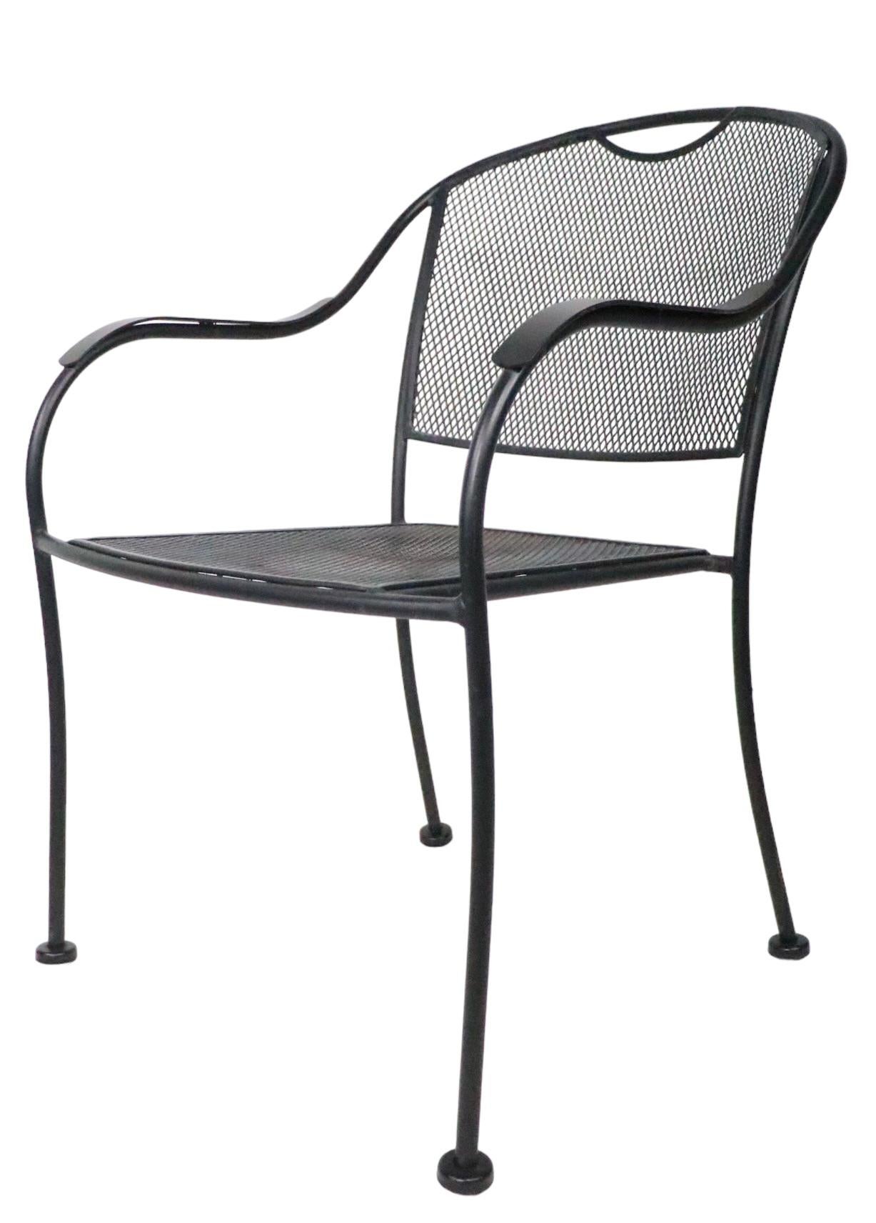Set of Four Modernist Metal Garden Patio Dining Chairs in the style of Woodard For Sale 1