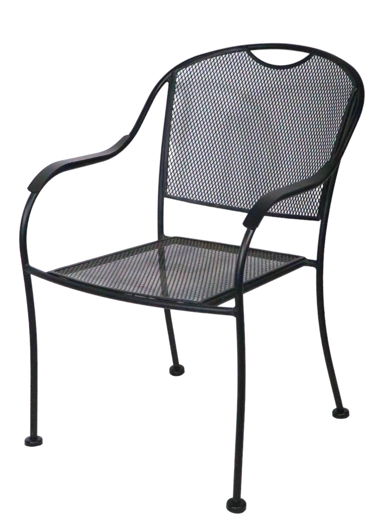 Set of Four Modernist Metal Garden Patio Dining Chairs in the style of Woodard For Sale 2