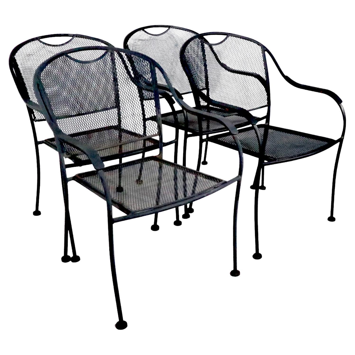 Ensemble de quatre chaises de salle à manger de jardin en métal moderniste dans le style de Woodard