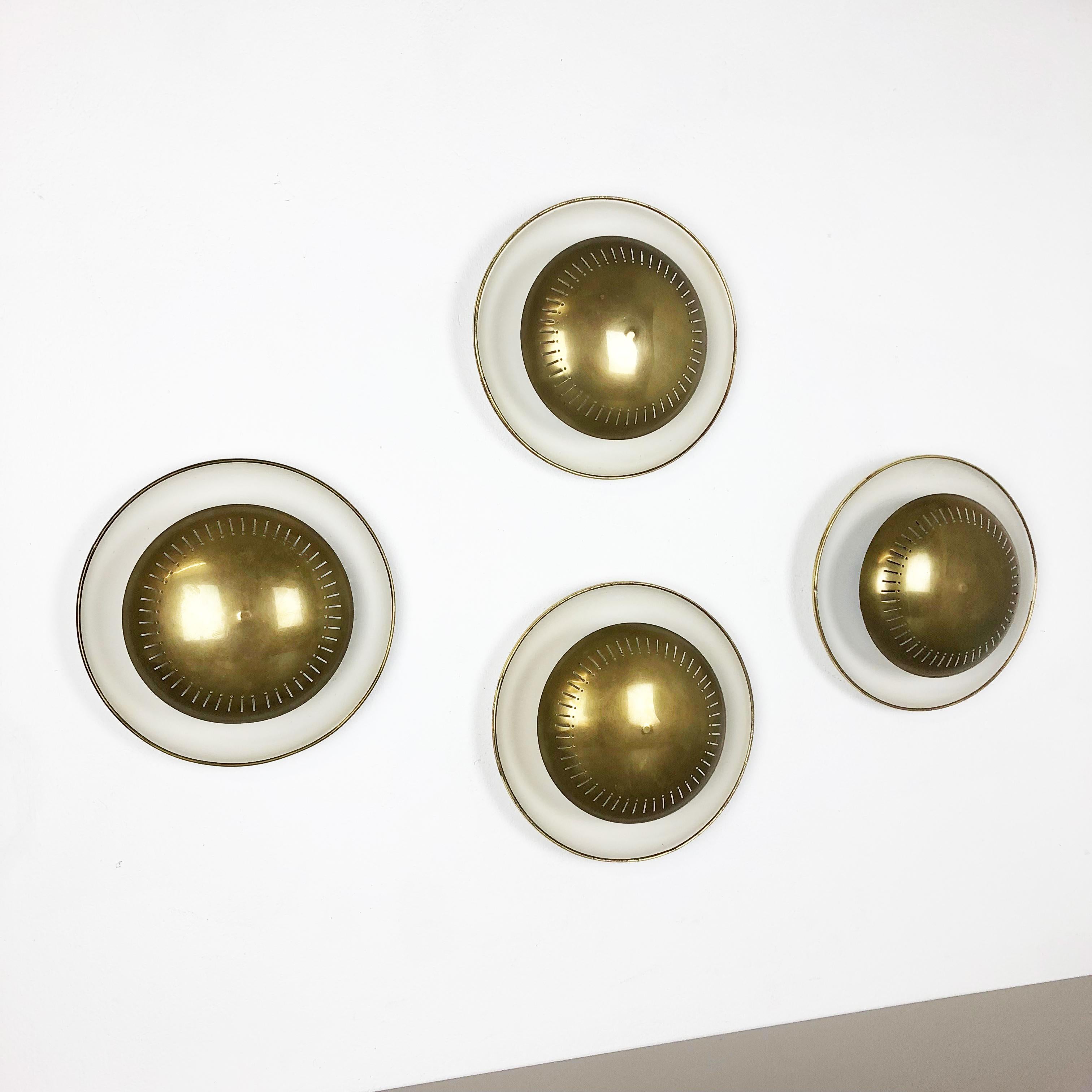 Article:

Brass wall lights sconces, set of four




Origin:

Italy



Age:

1950s



This set of four vintage Modernist wall lights was produced in the 1950s in Italy. They were installed in 1952 in the stairwell of a large house as a set. In this