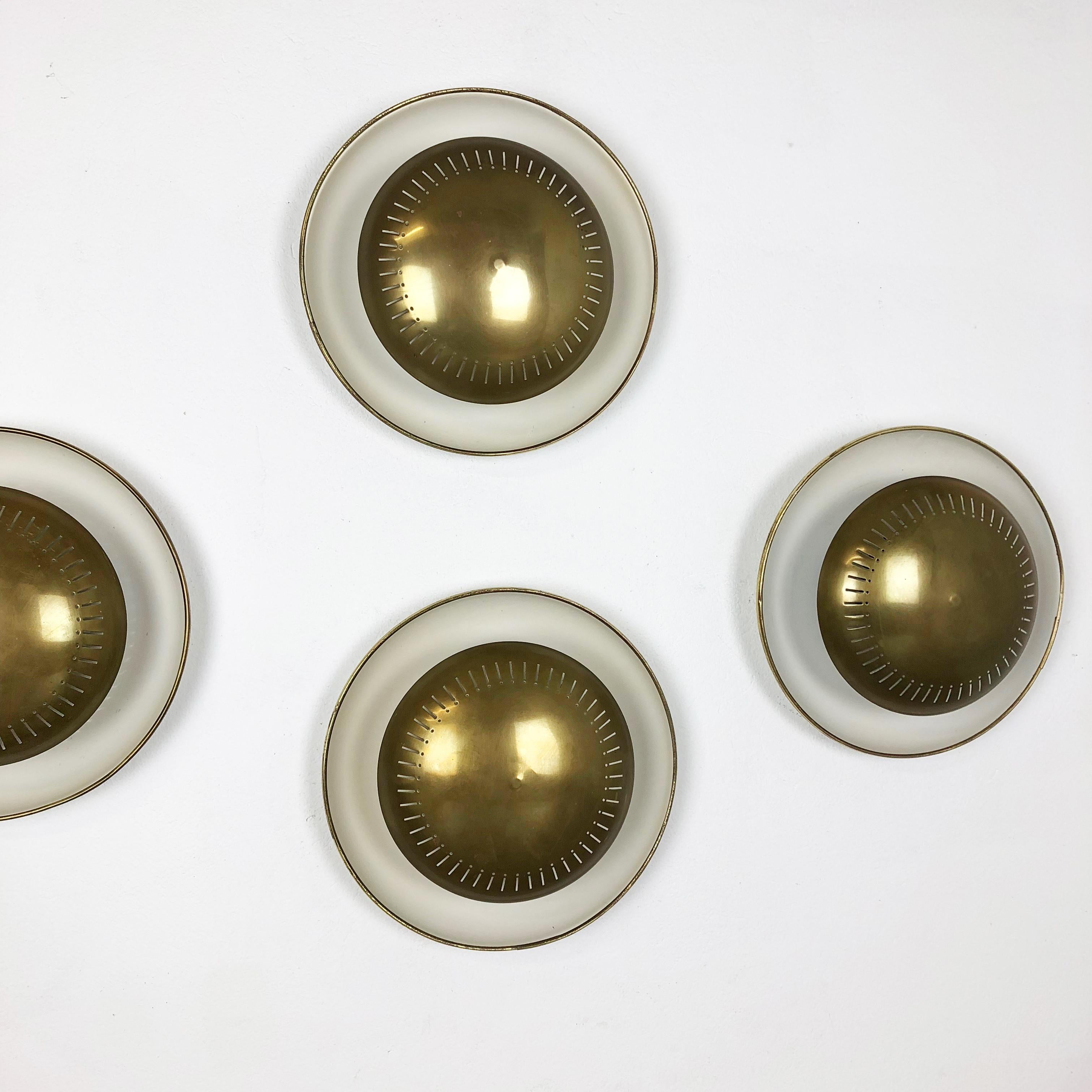 Set of four Modernist Sarfatti Style Brass Metal Sconces Wall Light, Italy 1950s In Good Condition In Kirchlengern, DE