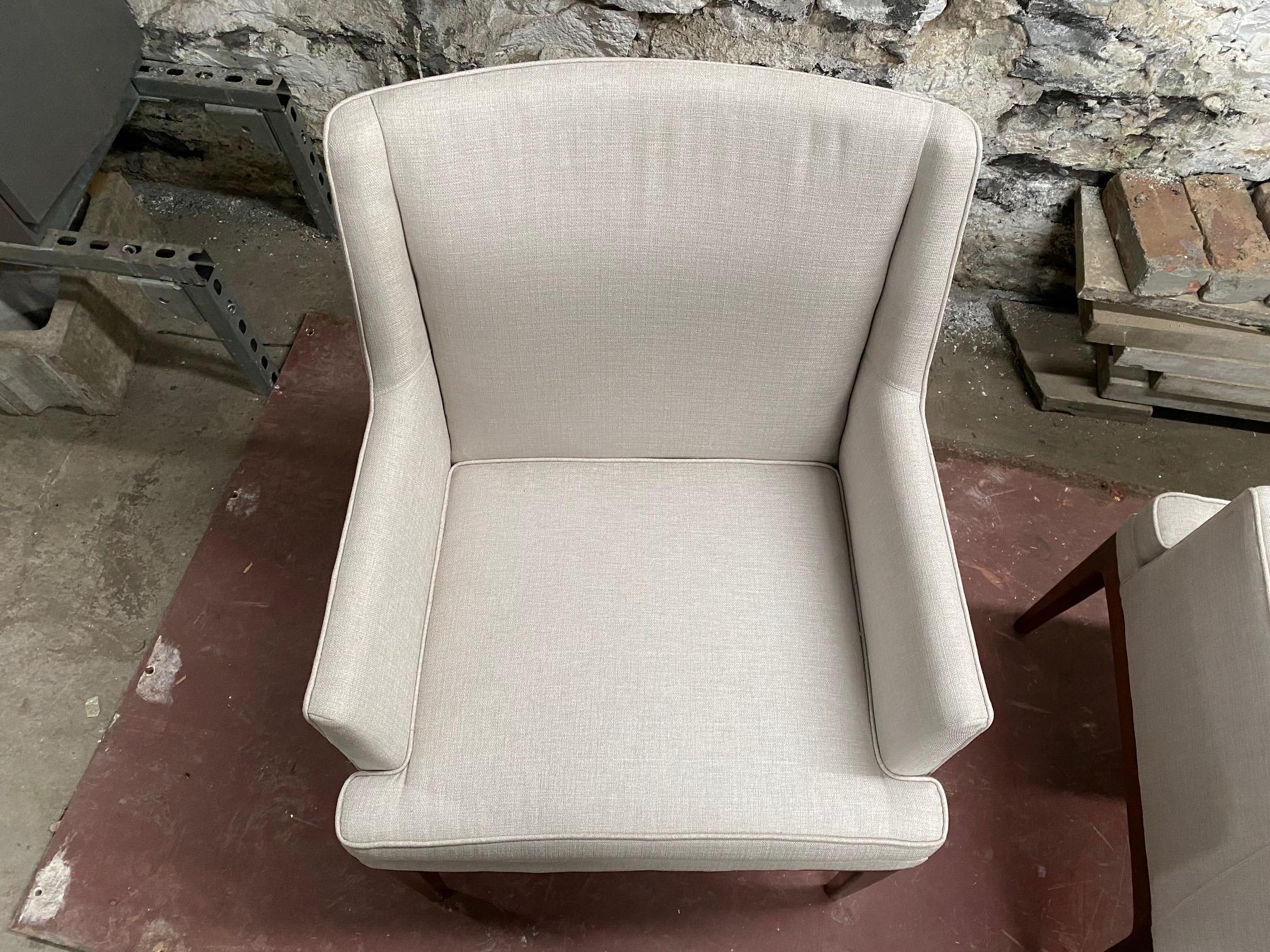  Juego de cuatro sillas de comedor modernistas de nogal y tapizadas by Flair Furniture en venta 5