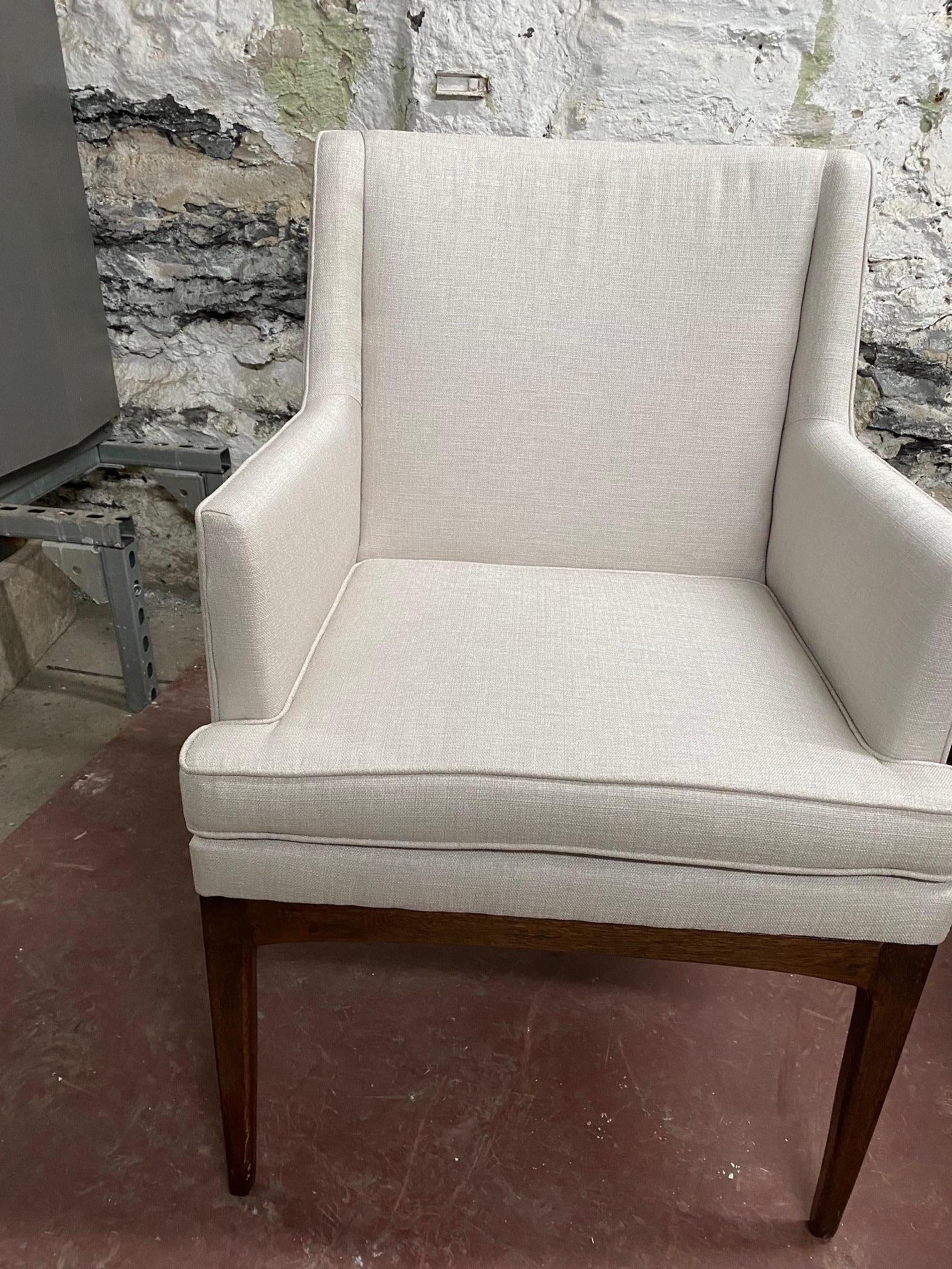  Juego de cuatro sillas de comedor modernistas de nogal y tapizadas by Flair Furniture en venta 6
