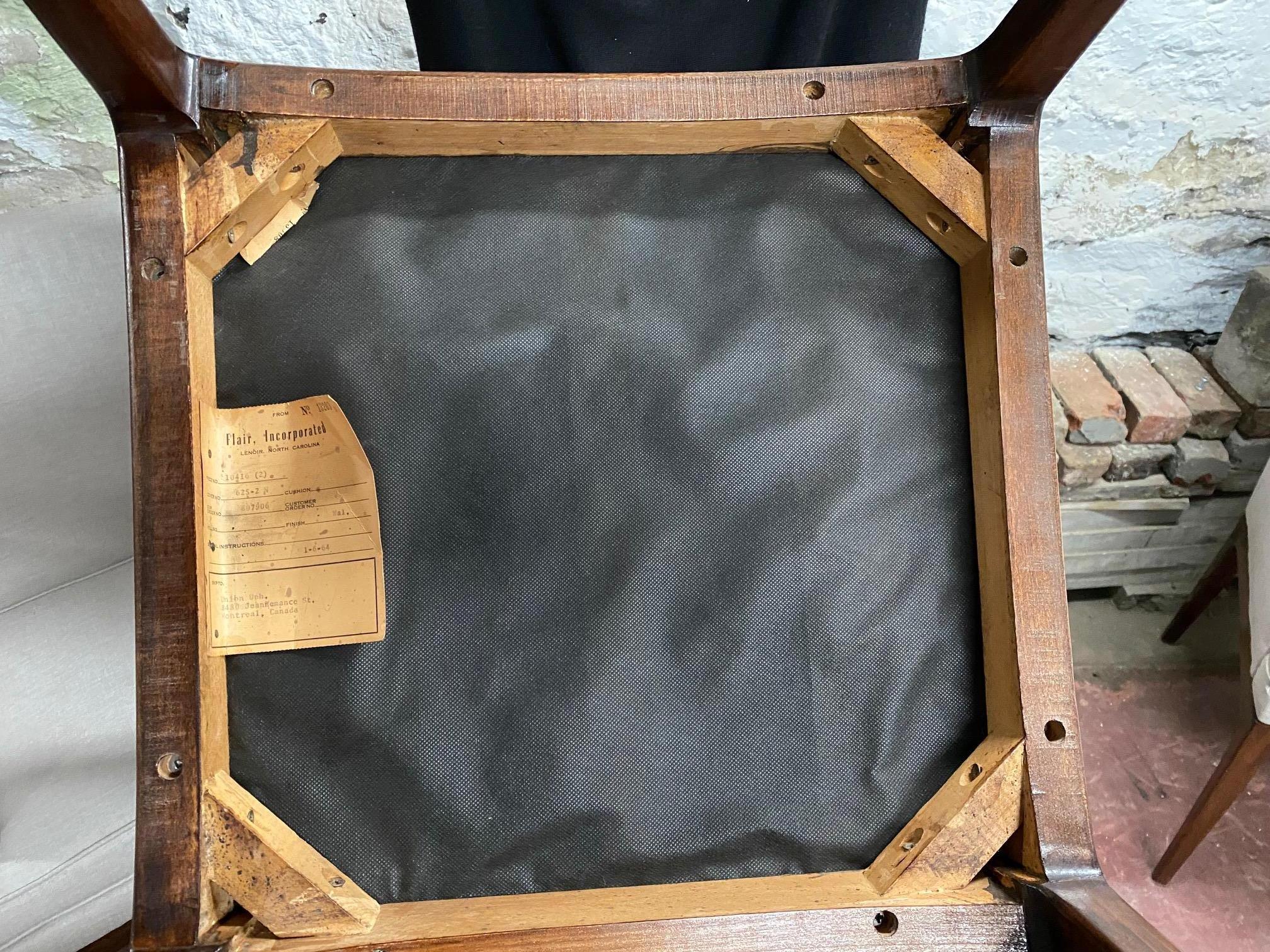 Set di quattro sedie da pranzo moderniste in noce e imbottite di Flair Furniture in vendita 8