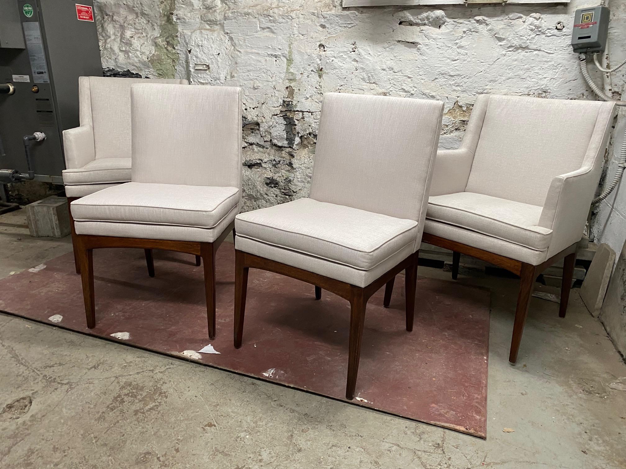 Ensemble de quatre salles à manger modernistes en noyer et tapissées  chaises par Flair Furniture
les dimensions sont celles des fauteuils
hauteur  avec accoudoir 25.75 in.
