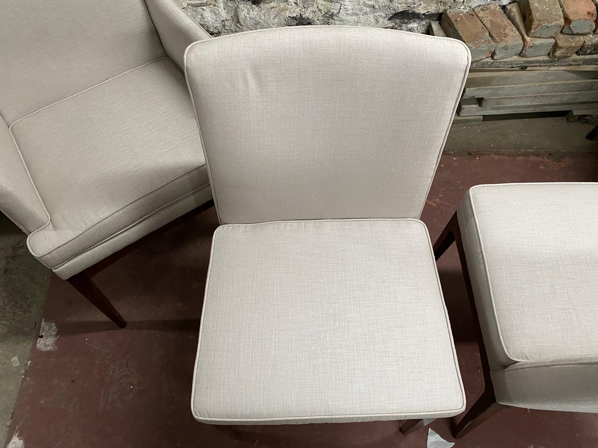  Juego de cuatro sillas de comedor modernistas de nogal y tapizadas by Flair Furniture Nogal en venta
