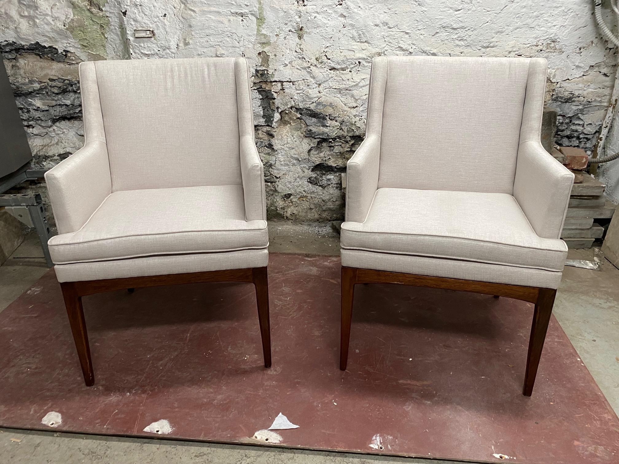  Juego de cuatro sillas de comedor modernistas de nogal y tapizadas by Flair Furniture en venta 1