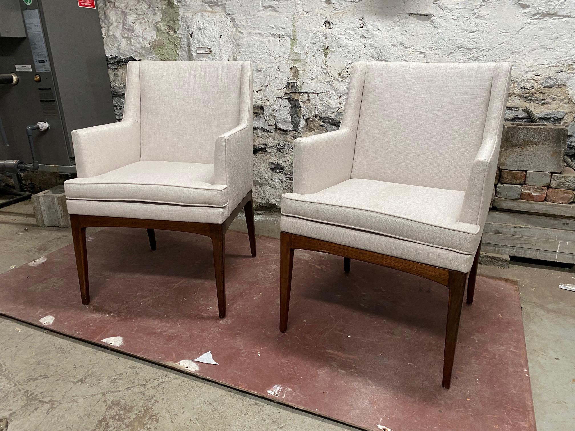  Juego de cuatro sillas de comedor modernistas de nogal y tapizadas by Flair Furniture en venta 2