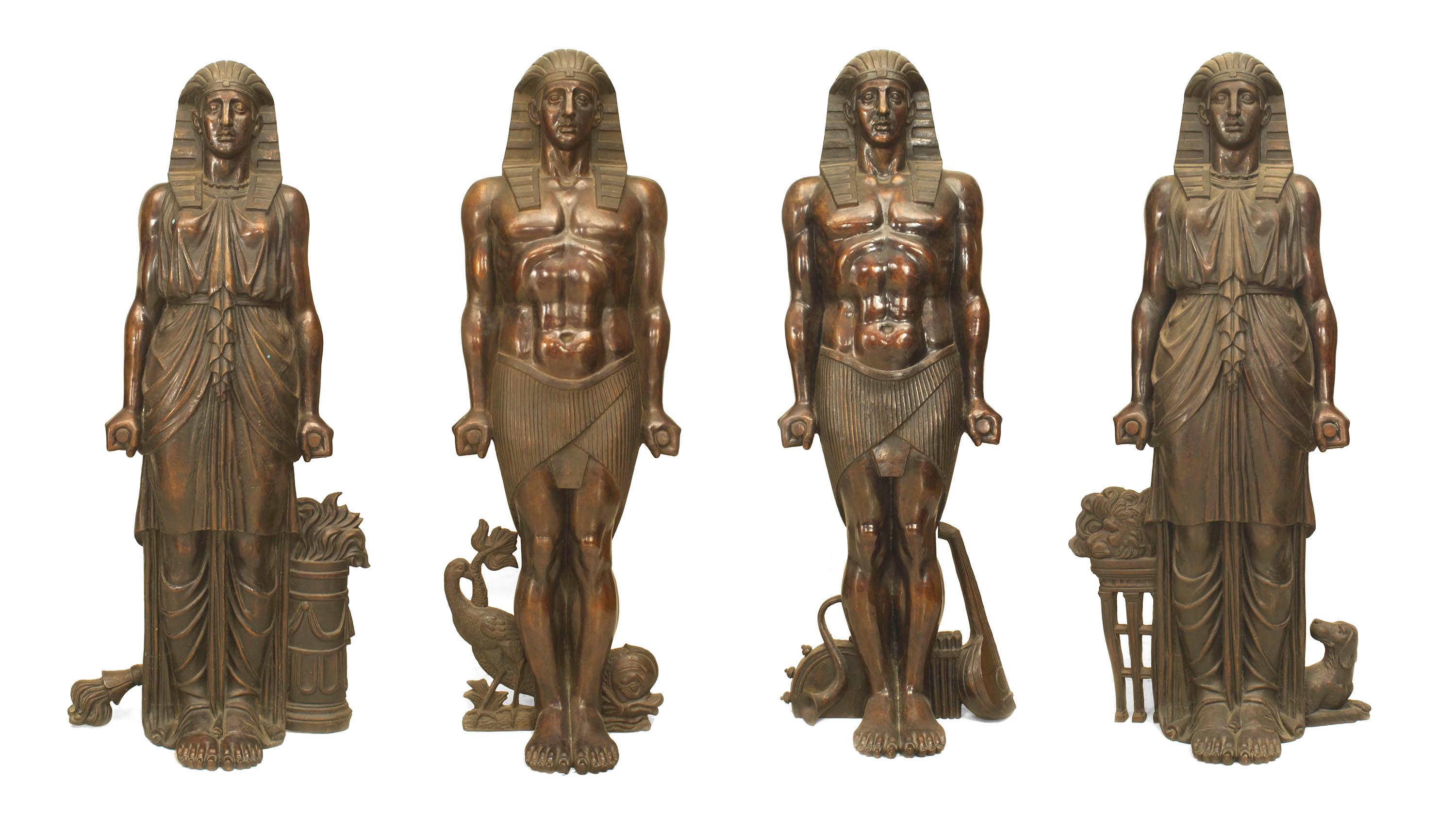Ensemble de 4 figures égyptiennes monumentales russes (19ème siècle) en bronze emblématiques des Mois sur des bases peintes d'après celles de C.C. & M. A&M pour le Vestibule égyptien du Palais de Pavlovsk (PRIX DE L'ENSEMBLE)
