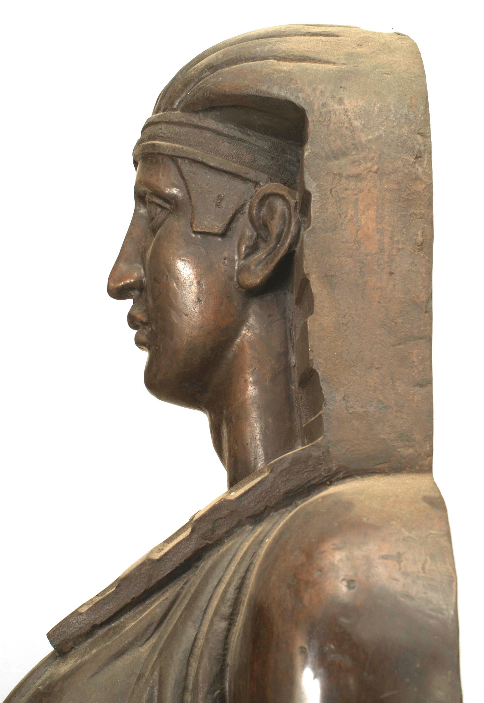 Peinture Ensemble de figures égyptiennes monumentales en bronze en vente