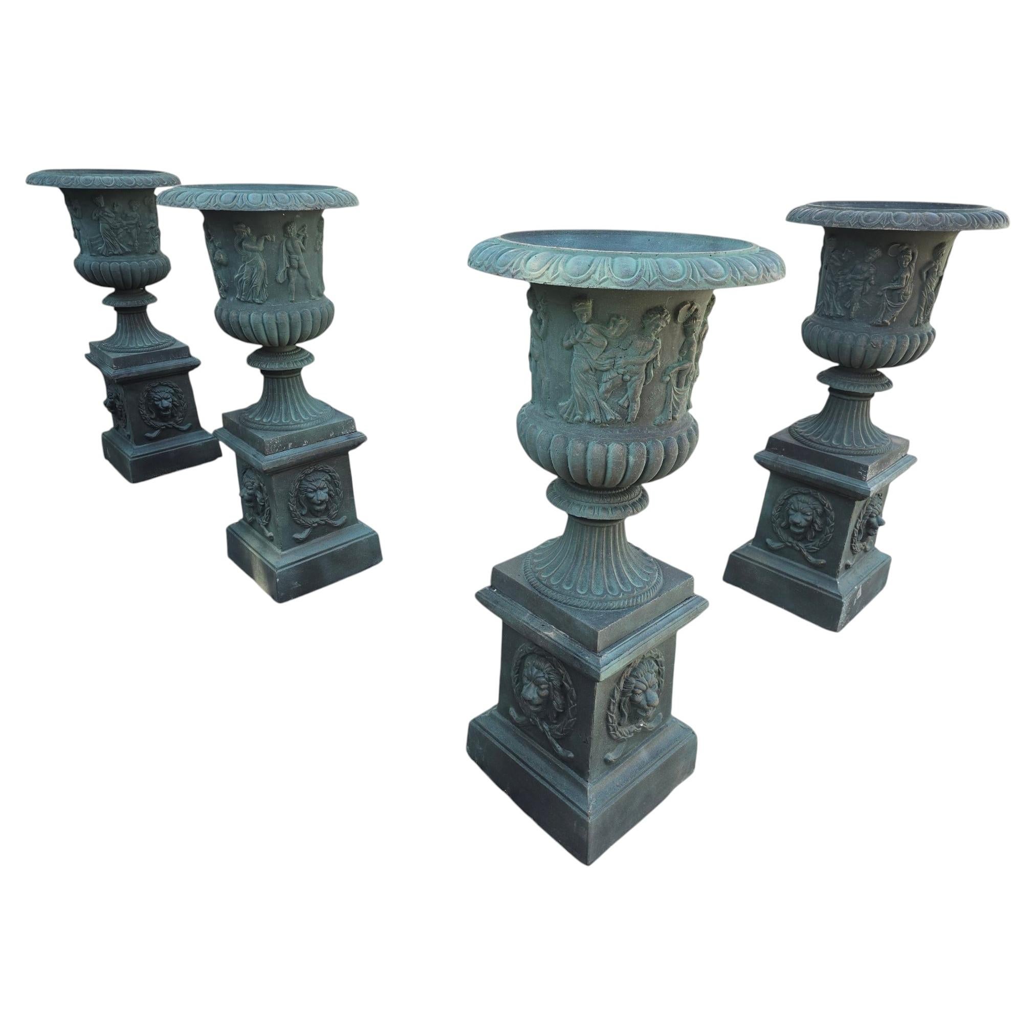 Juego de cuatro urnas de jardín monumentales de hierro patinado, Italia en venta
