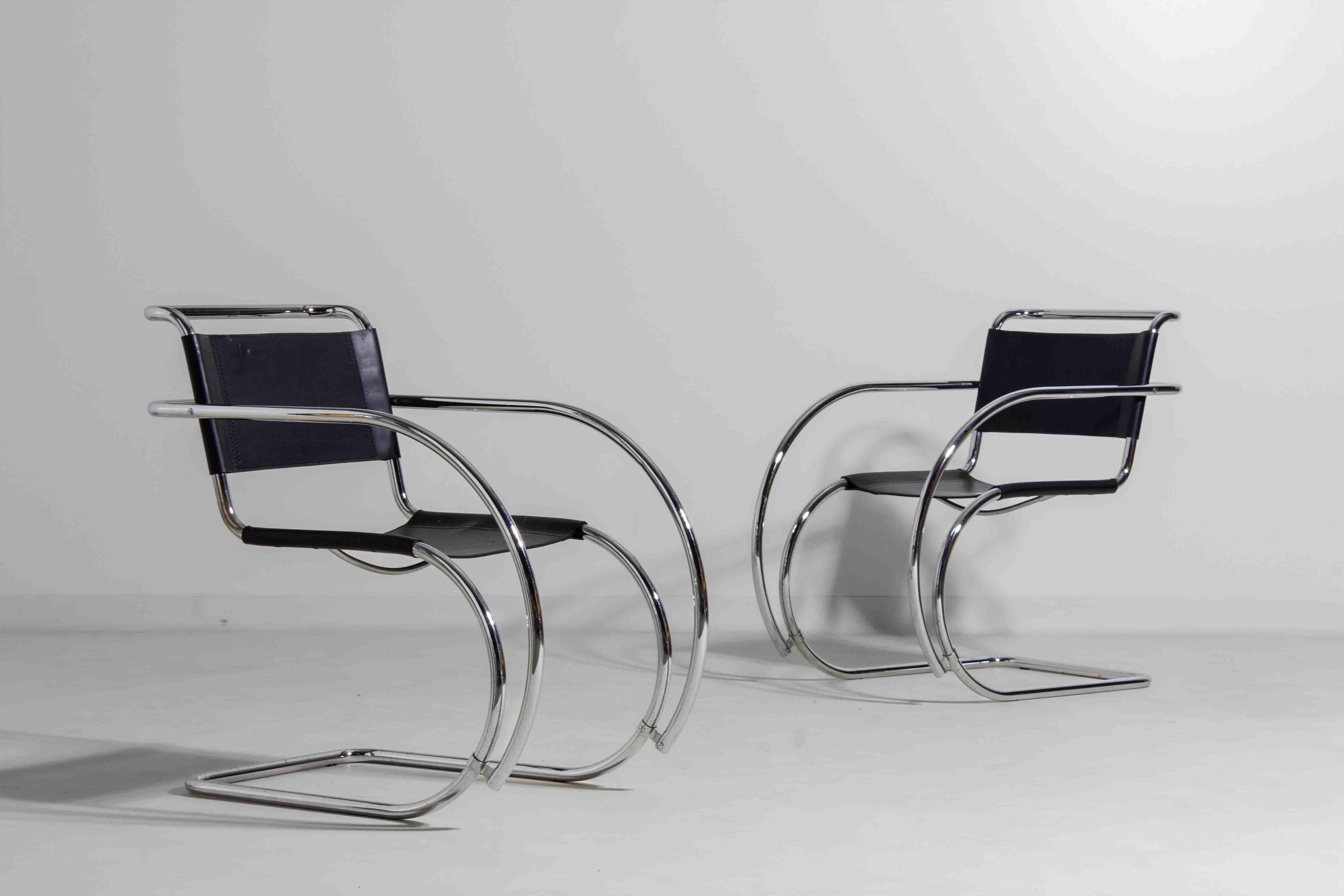 Italiano Set di quattro poltrone da pranzo MR20 Bauhaus in tubolare cromato e pelle, anni '70 in vendita