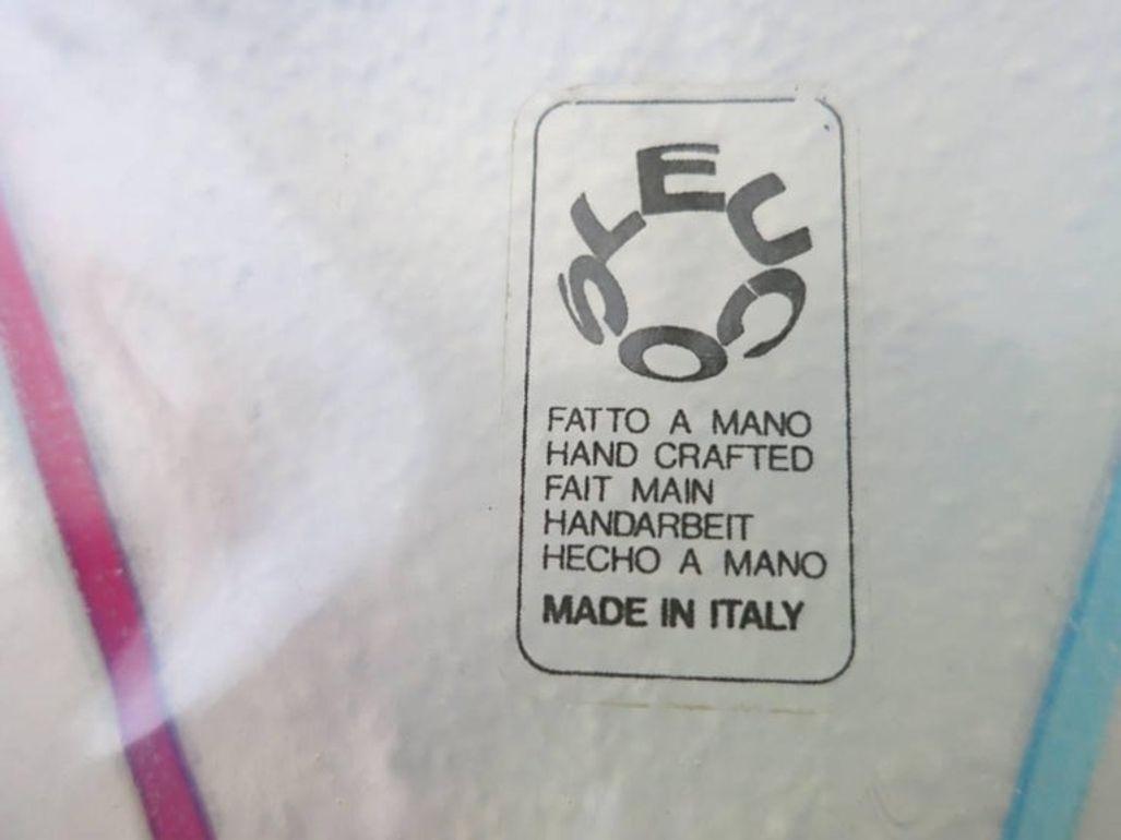 Vibrante juego de cuatro apliques italianos vintage diseñados por Leucos, hacia la década de 1970. Cada pieza presenta elementos de cristal de Murano soplado a mano en transparente, amarillo, verde, azul y rojo, que muestran el arte y la maestría