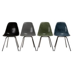 Ensemble de quatre chaises de salle à manger multicolores Charles & Ray Eames DSX pour Herman Miller