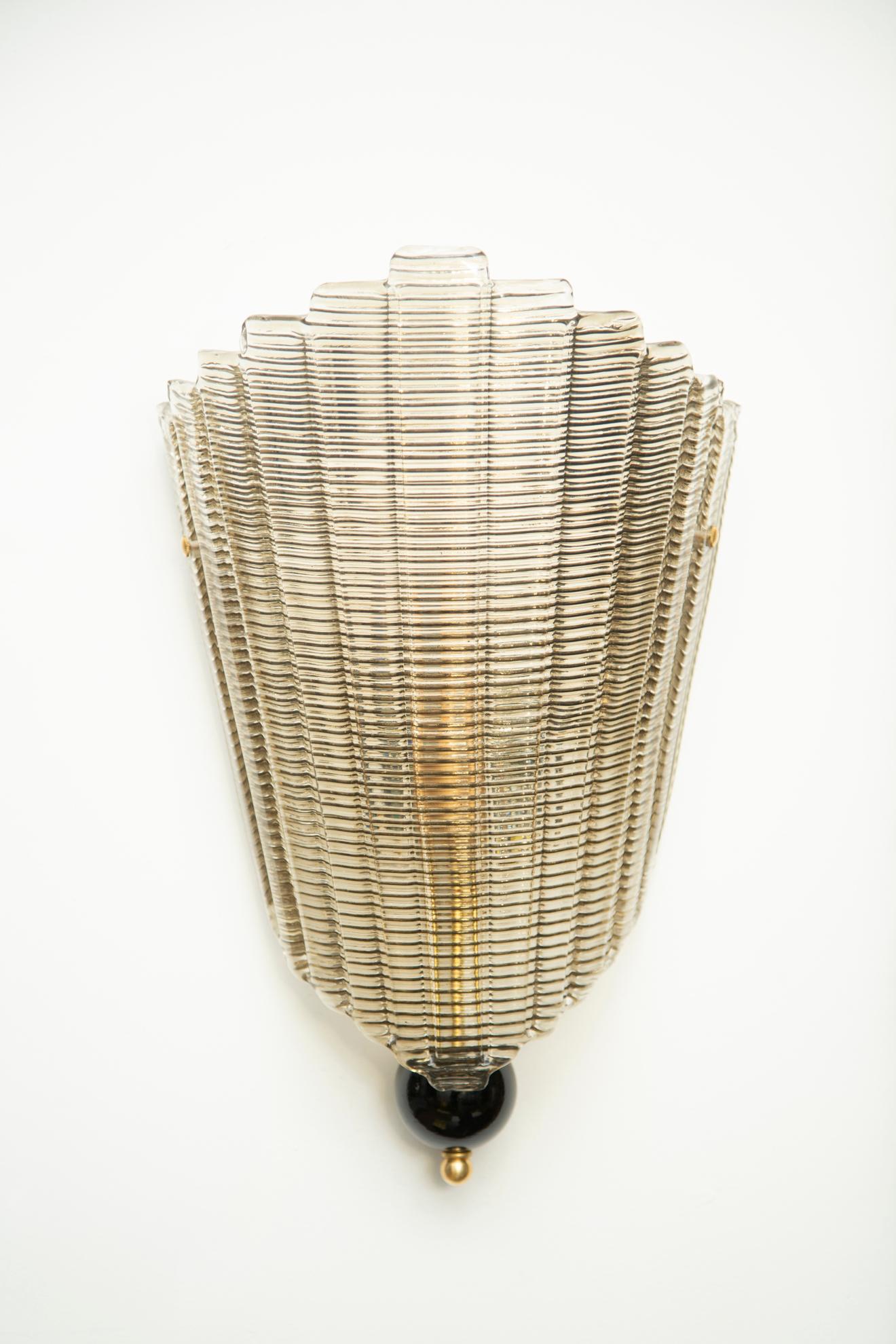 Set di 4 applique in vetro di Murano, in stock
Colore dei fumi e struttura delle striature orizzontali 
Terminali neri opalini e accenti in ottone
Design ispirato all'Art Deco.
Emette caldi fasci di luce
Cablato secondo lo standard americano
Pronto