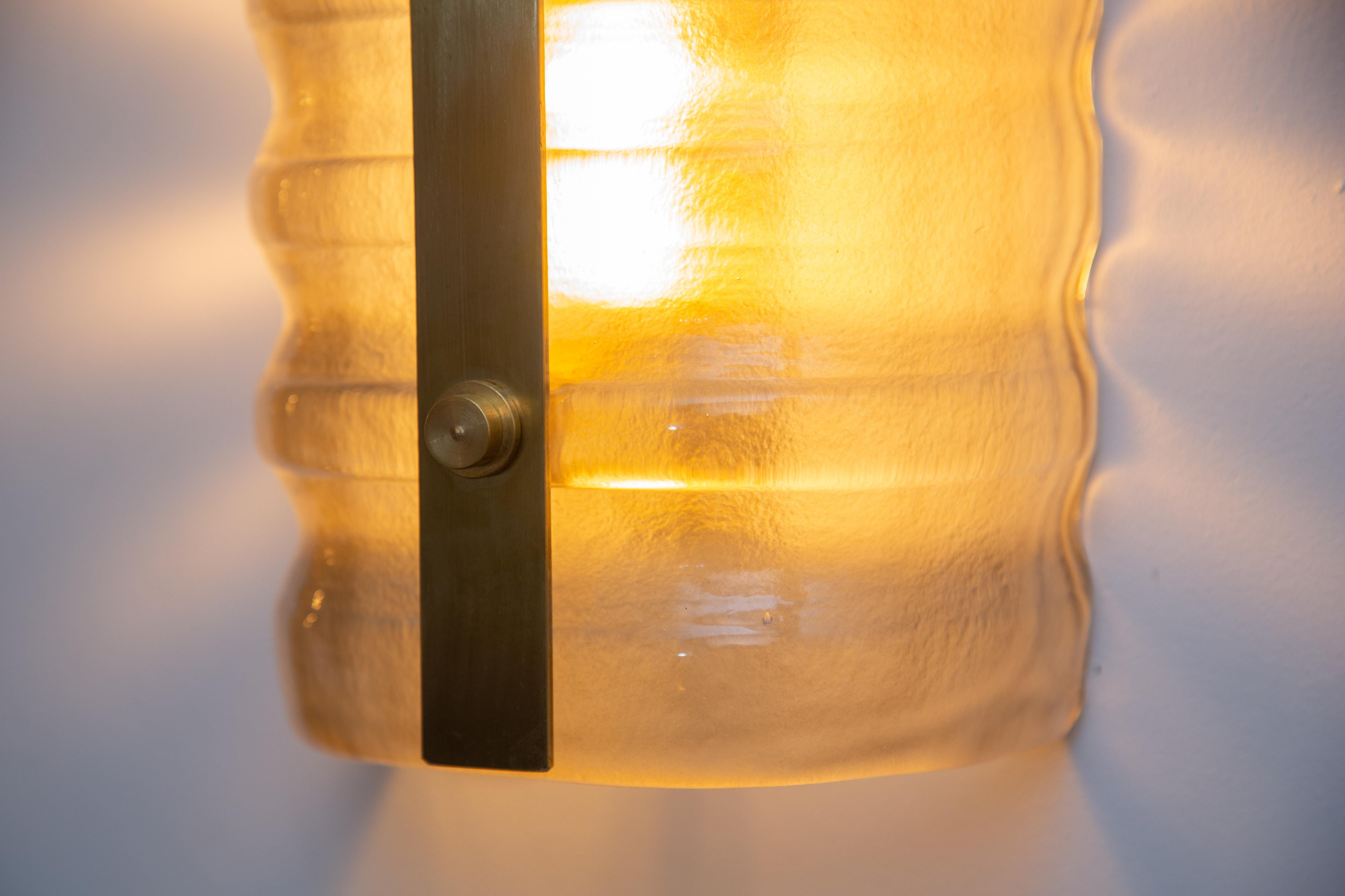 Set of Four Murano Smoked Glass and Brass Wall Lights, in Stock (21. Jahrhundert und zeitgenössisch) im Angebot