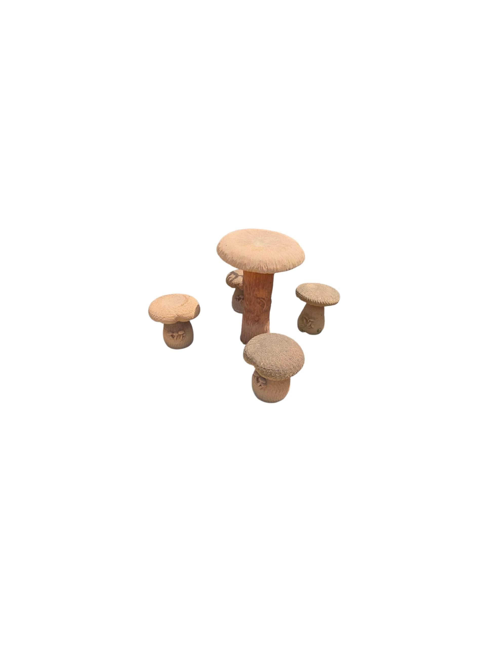 Encantador e insólito conjunto de jardín compuesto por cuatro sillas y una mesa a juego, todo ello fabricado en terracota toscana en los años setenta. Cada pieza está esculpida con la caprichosa forma de una seta, mezclando la inspiración orgánica