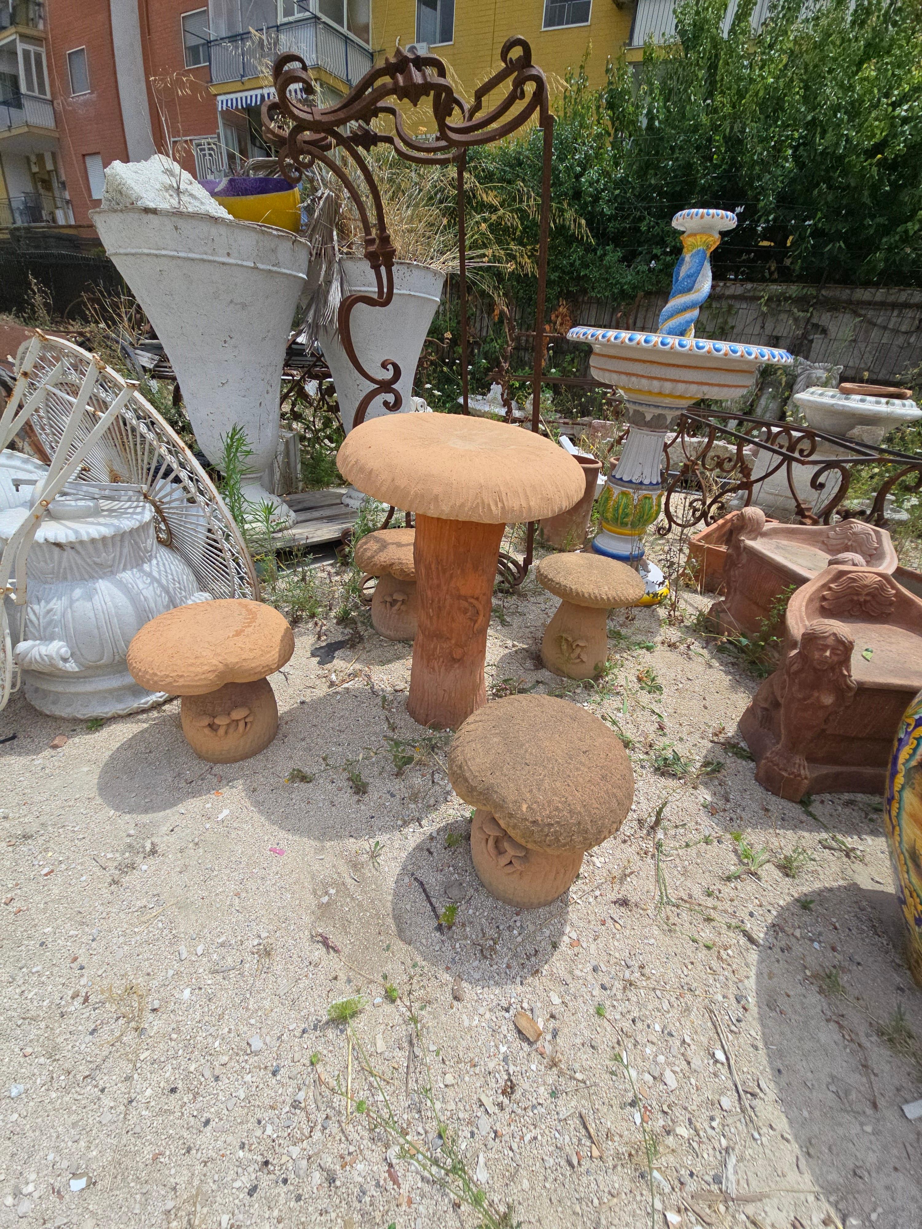 Conjunto de cuatro sillas con forma de seta y mesa en terracota toscana, años 70 finales del siglo XX en venta