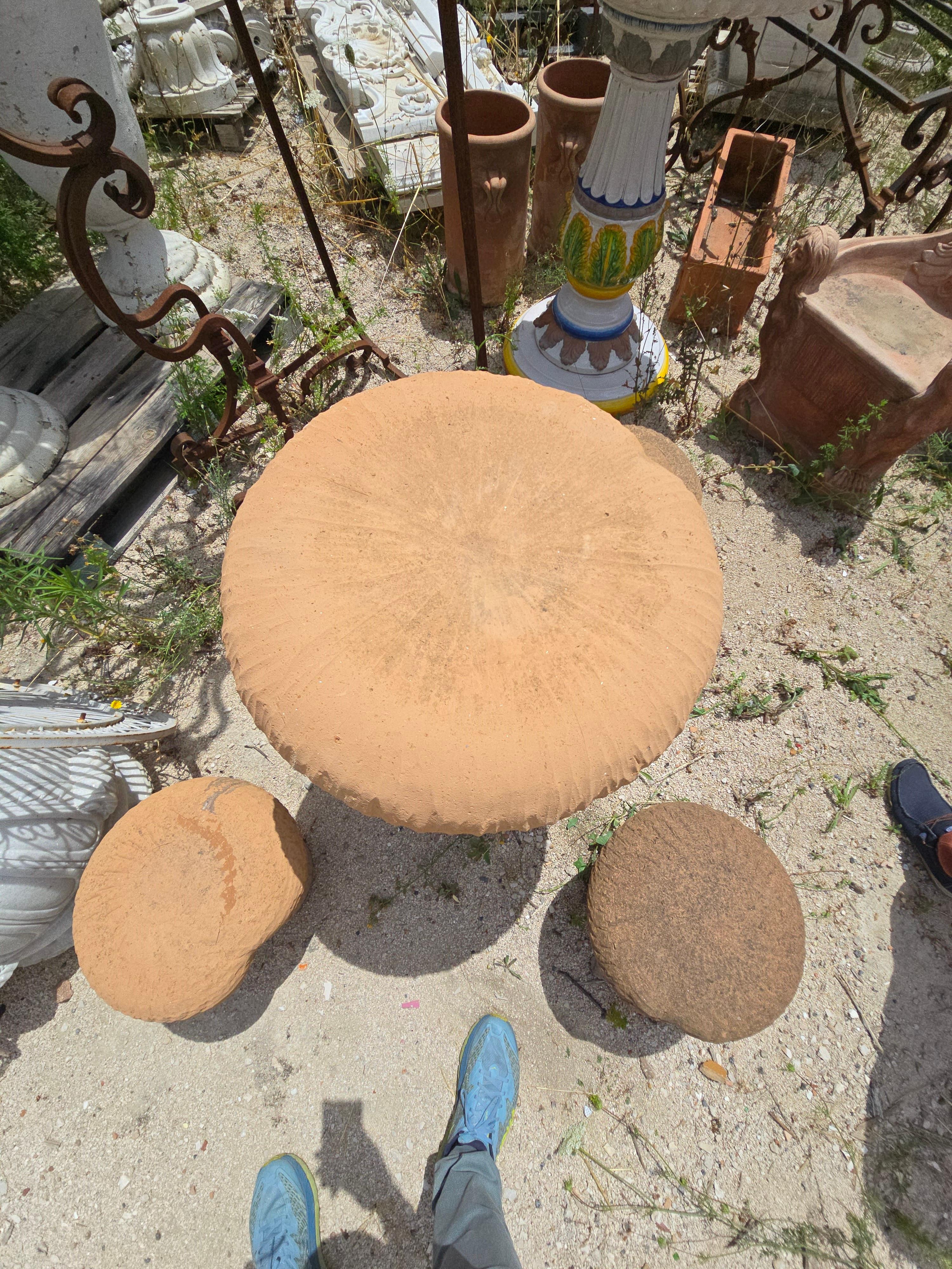 Conjunto de cuatro sillas con forma de seta y mesa en terracota toscana, años 70 en venta 2