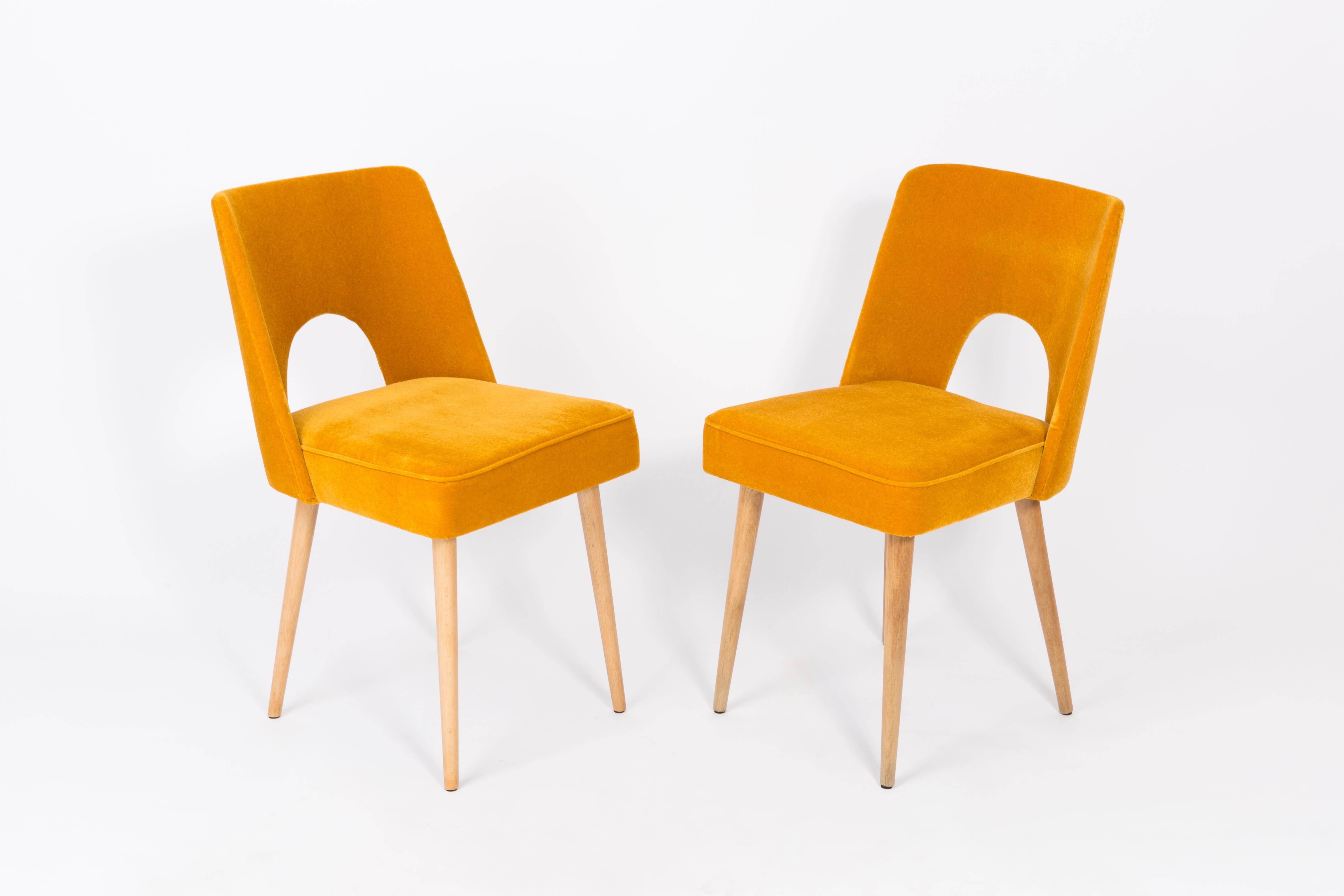 Set of Four Mustard Yellow Velvet 'Shell' Chairs, 1960s In Good Condition For Sale In 05-080 Hornowek, PL
