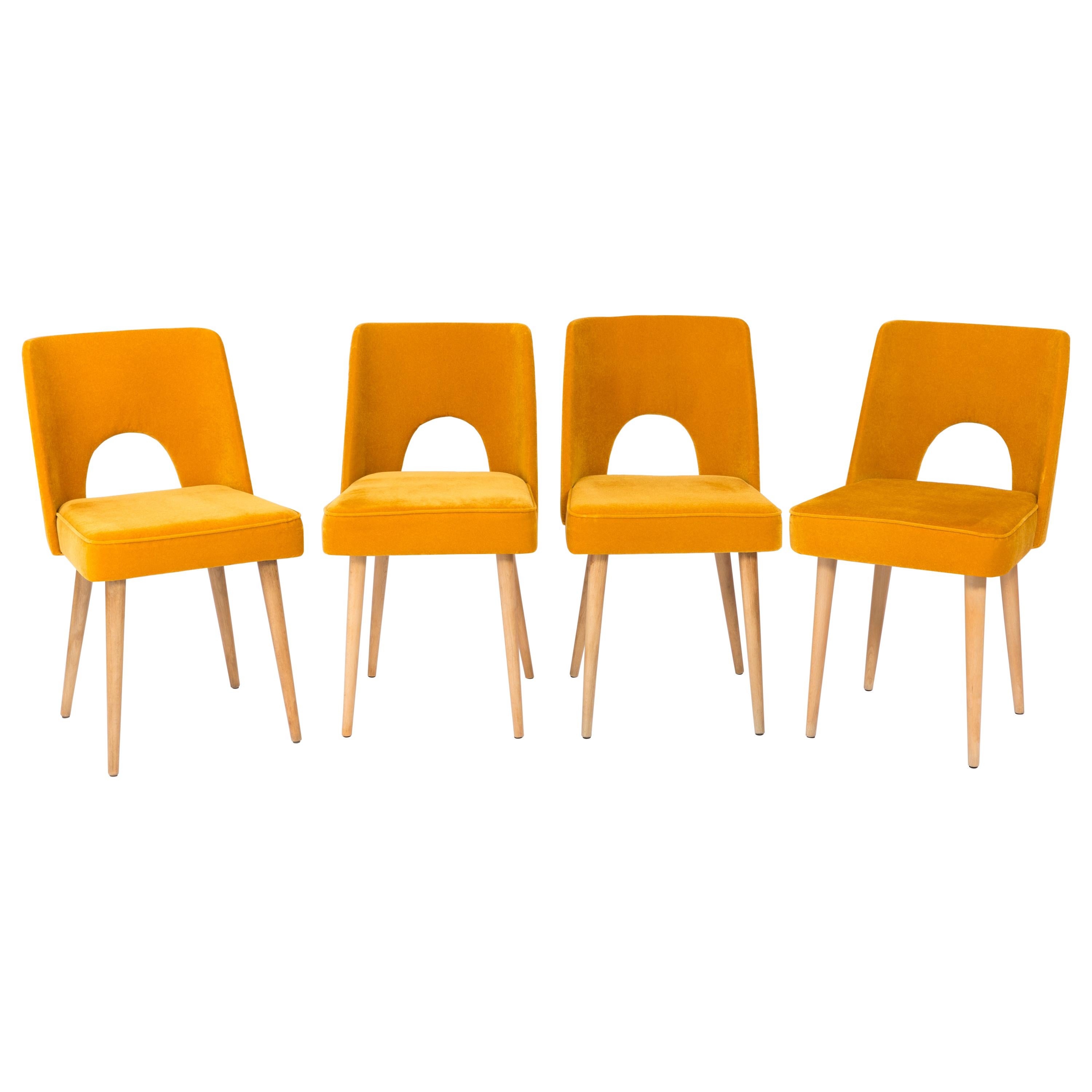 Ensemble de quatre chaises "Shell" en velours jaune moutarde:: années 1960