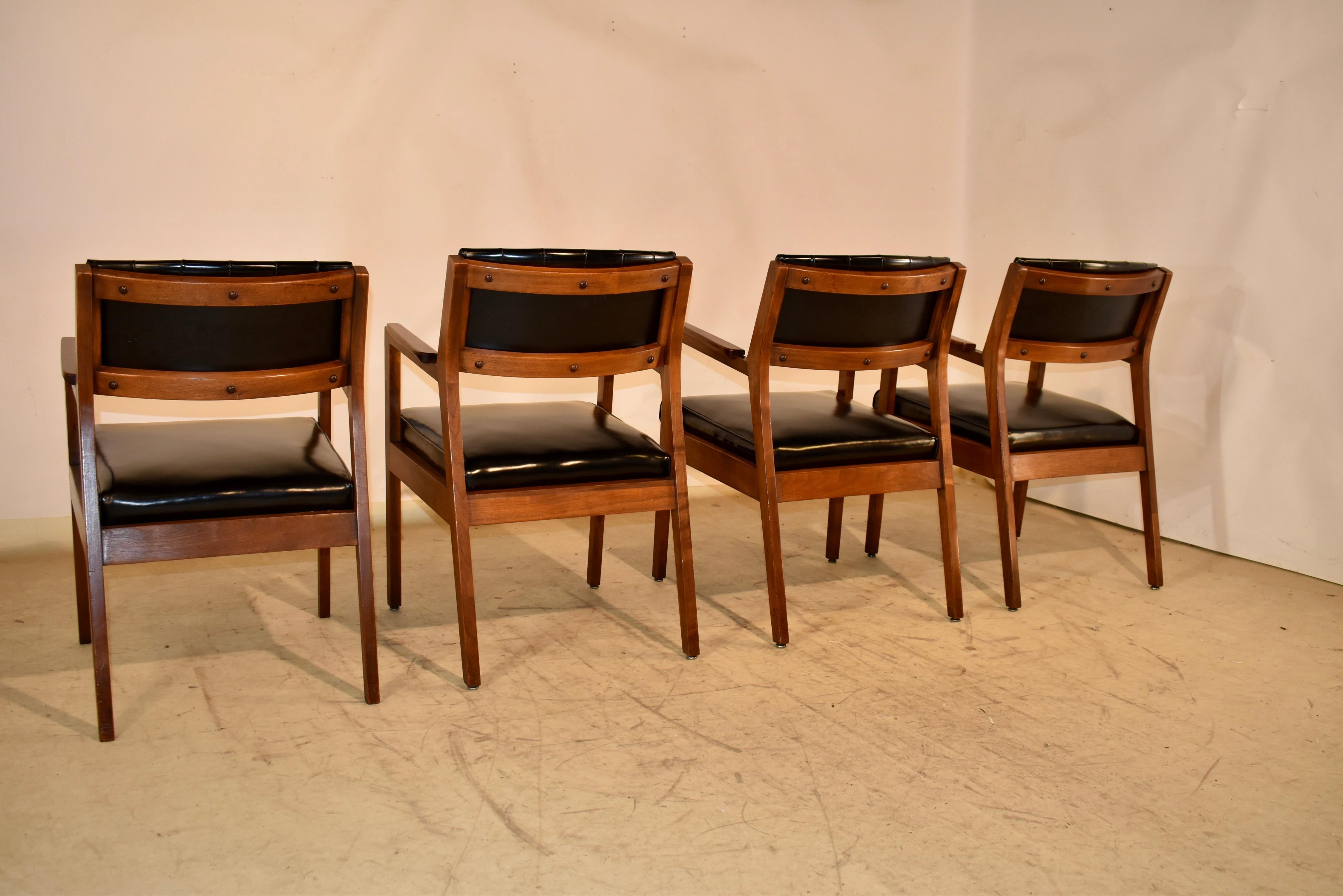 Ensemble de quatre chaises à bras Myrtle Desk Company, daté de 1969 en vente 4