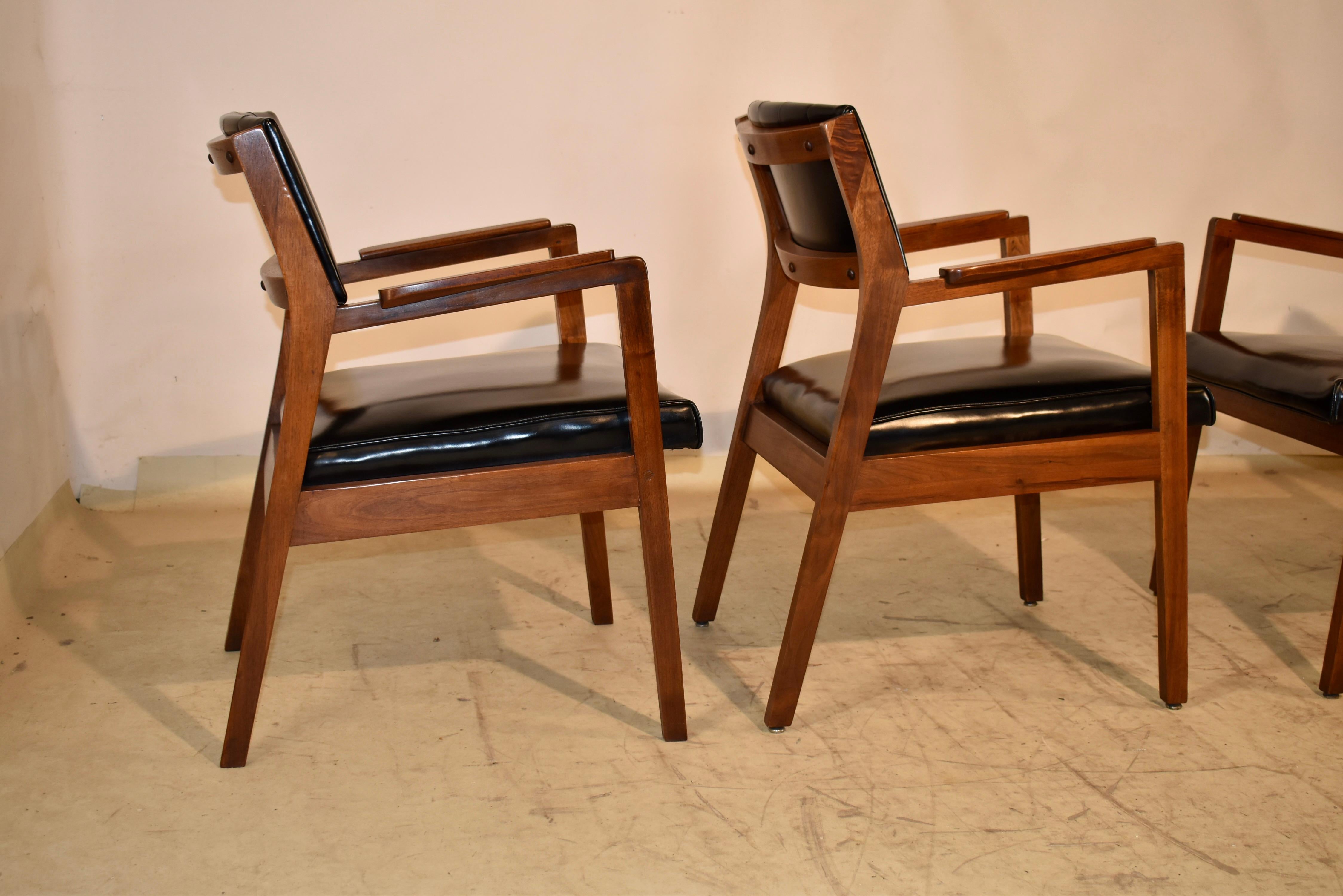 Ensemble de quatre chaises à bras Myrtle Desk Company, daté de 1969 en vente 5