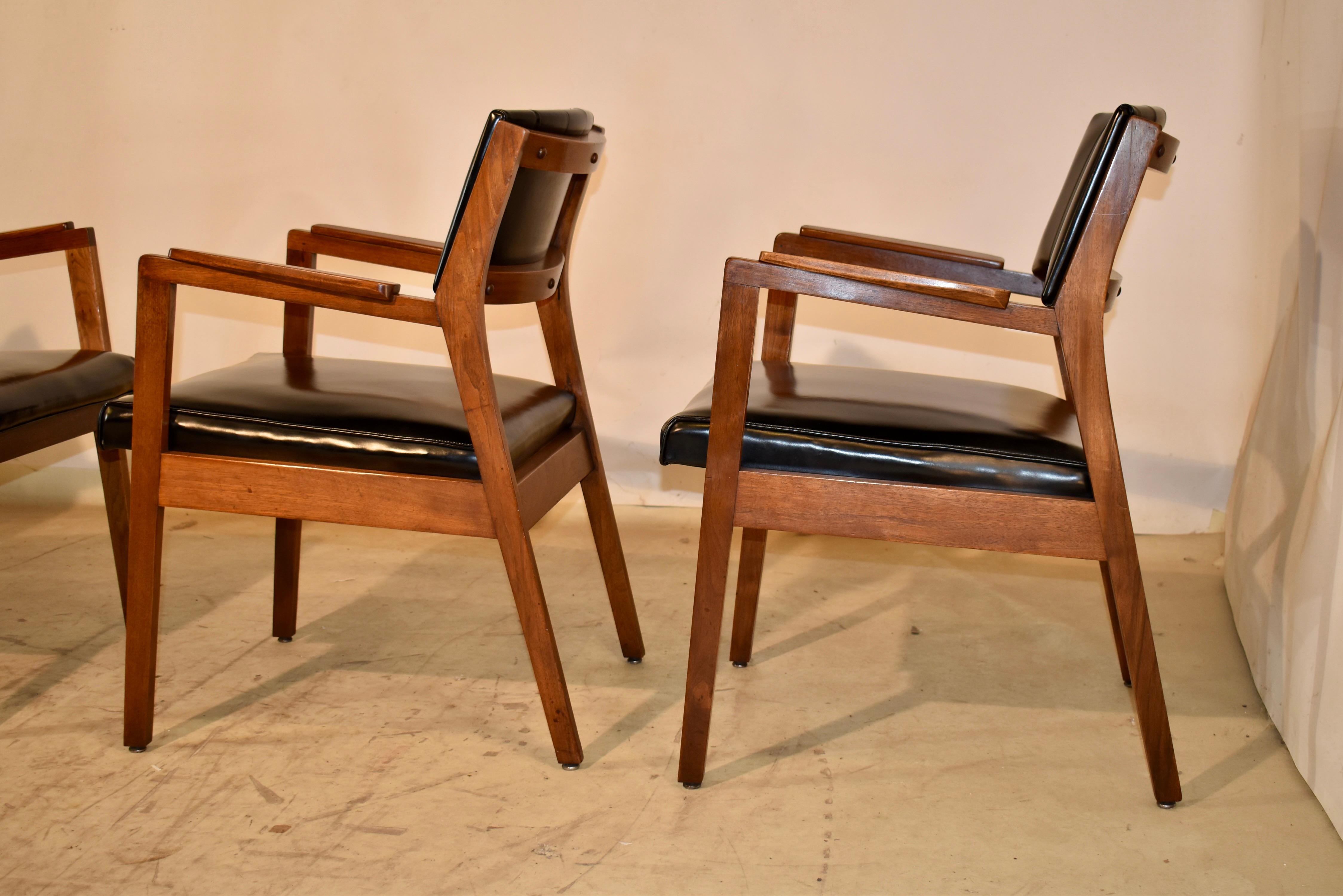 Ensemble de quatre chaises à bras Myrtle Desk Company, daté de 1969 en vente 6