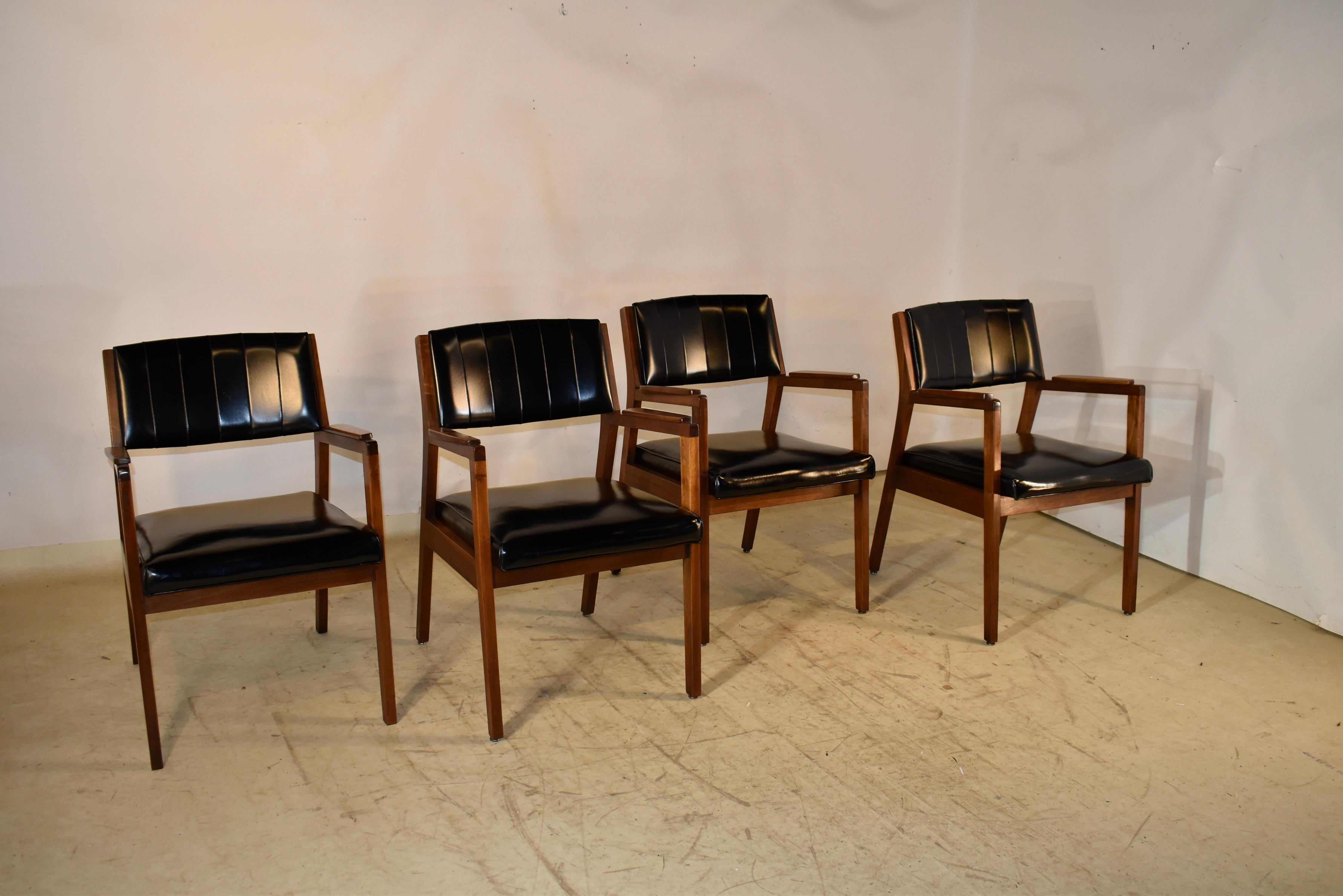 Mid-Century Modern Ensemble de quatre chaises à bras Myrtle Desk Company, daté de 1969 en vente