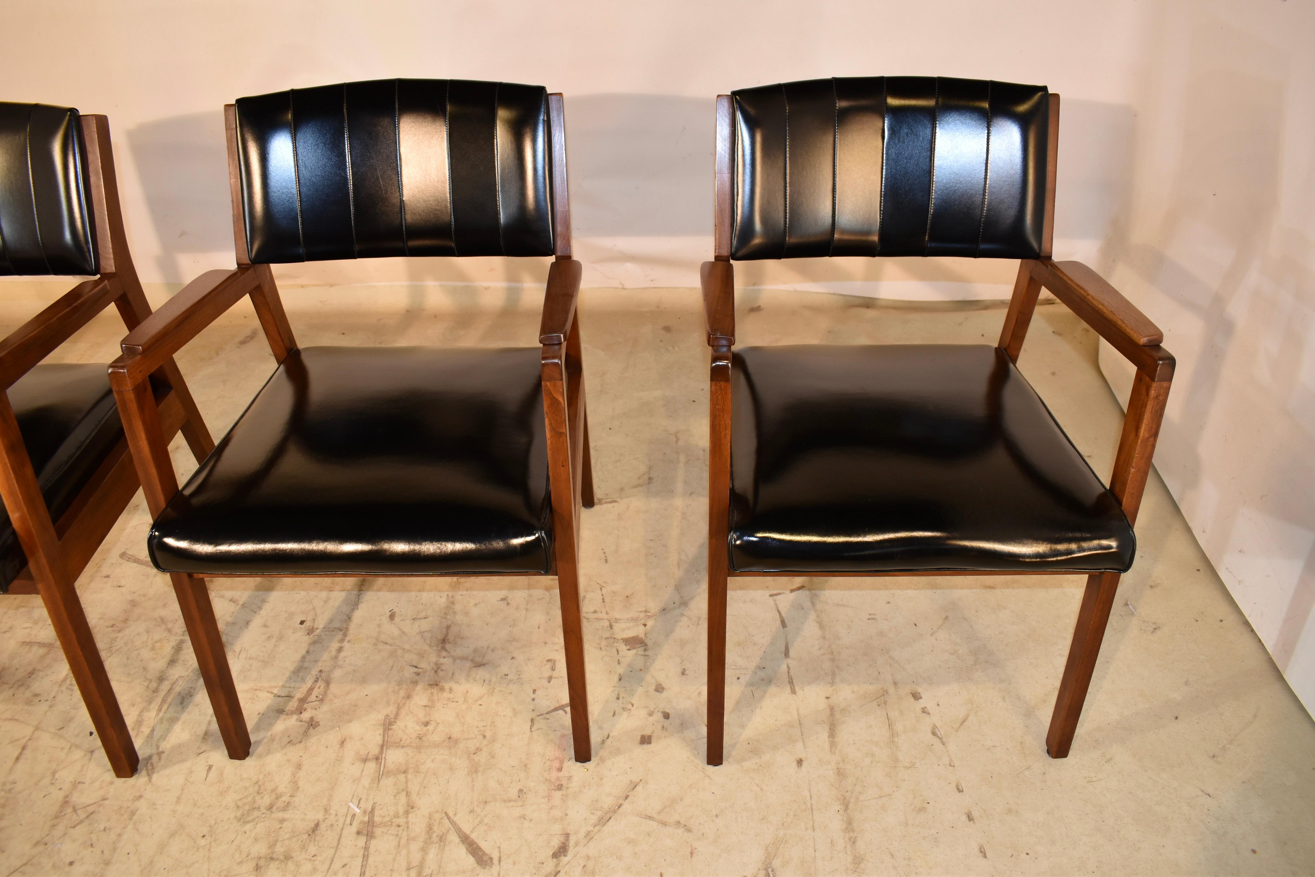 Milieu du XXe siècle Ensemble de quatre chaises à bras Myrtle Desk Company, daté de 1969 en vente