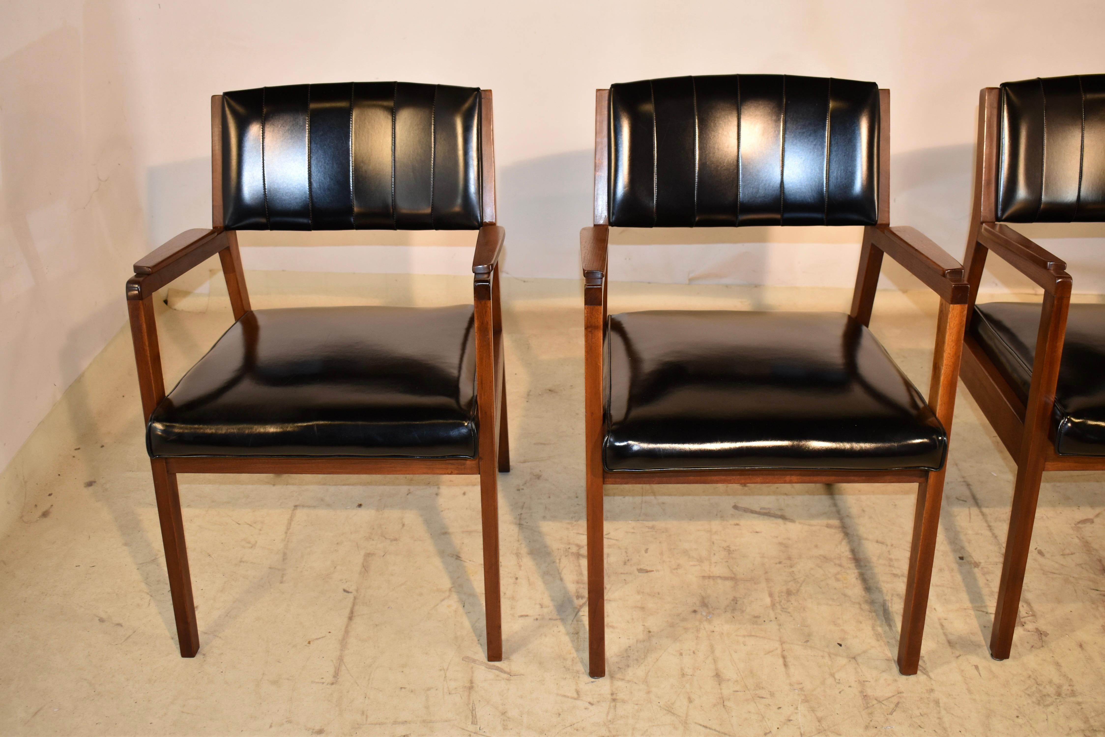 Imitation cuir Ensemble de quatre chaises à bras Myrtle Desk Company, daté de 1969 en vente