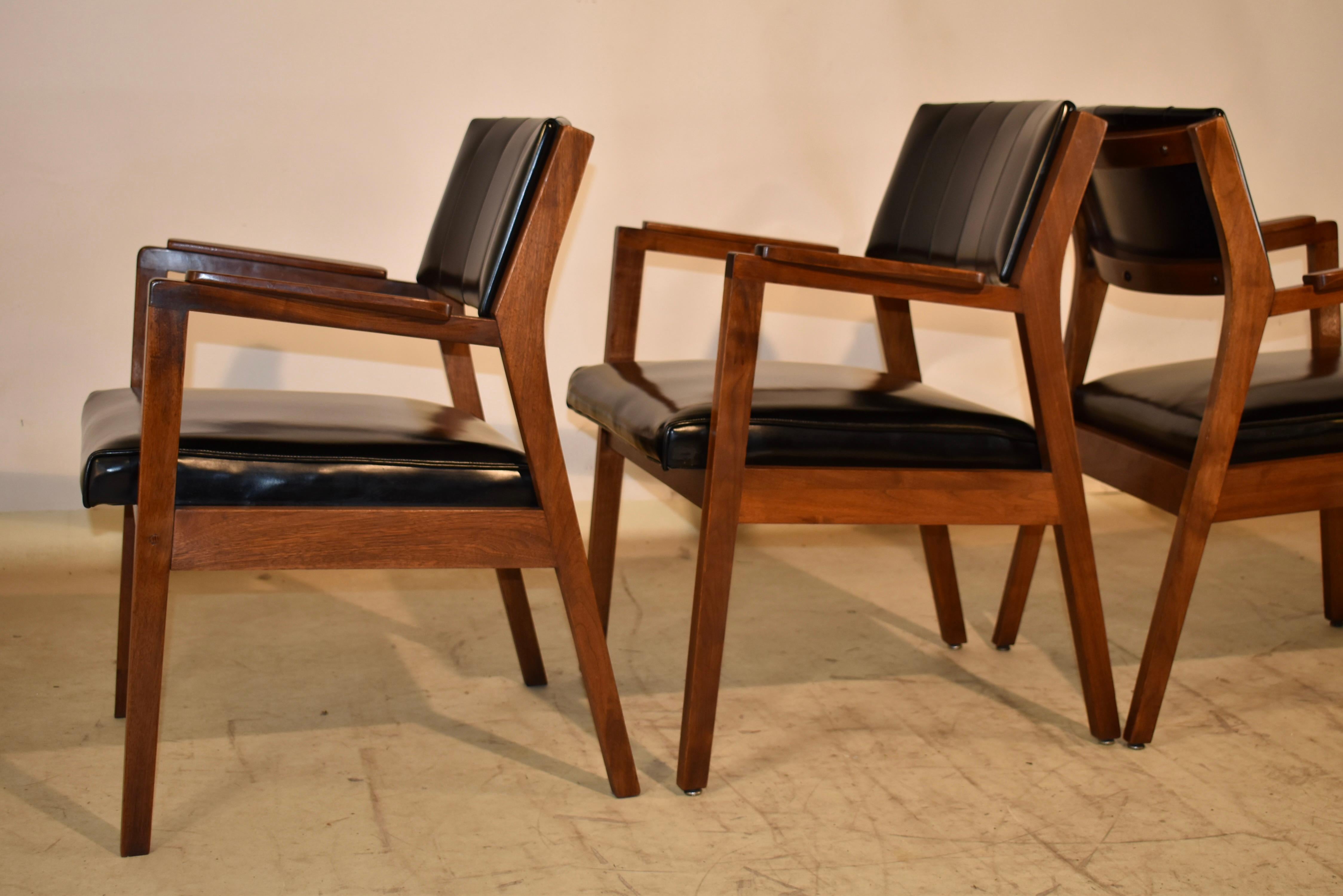 Ensemble de quatre chaises à bras Myrtle Desk Company, daté de 1969 en vente 2