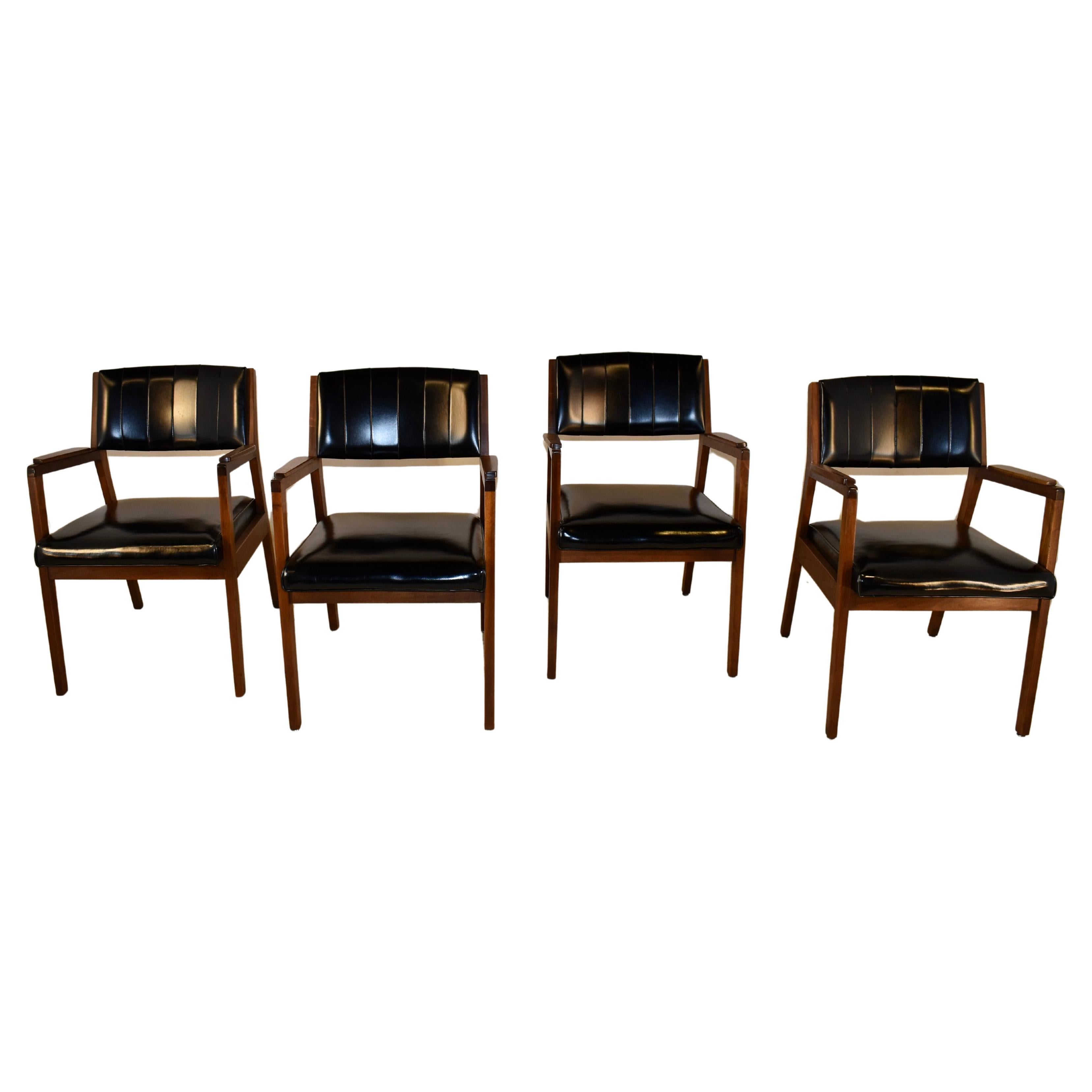 Juego de cuatro sillones Myrtle Desk Company, fechado en 1969