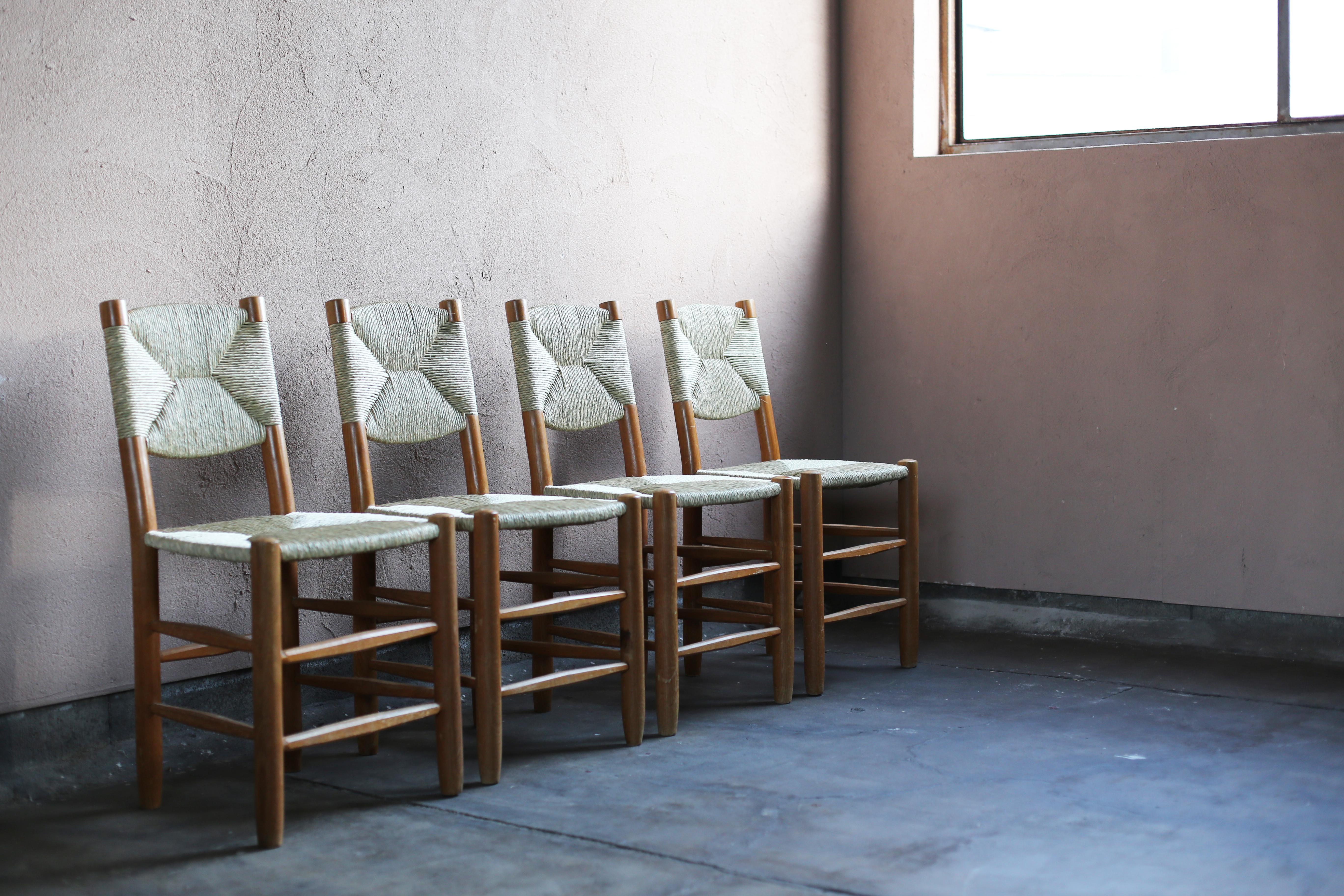 Mid-Century Modern Ensemble de quatre chaises n°19 de Charlotte Perriand en vente