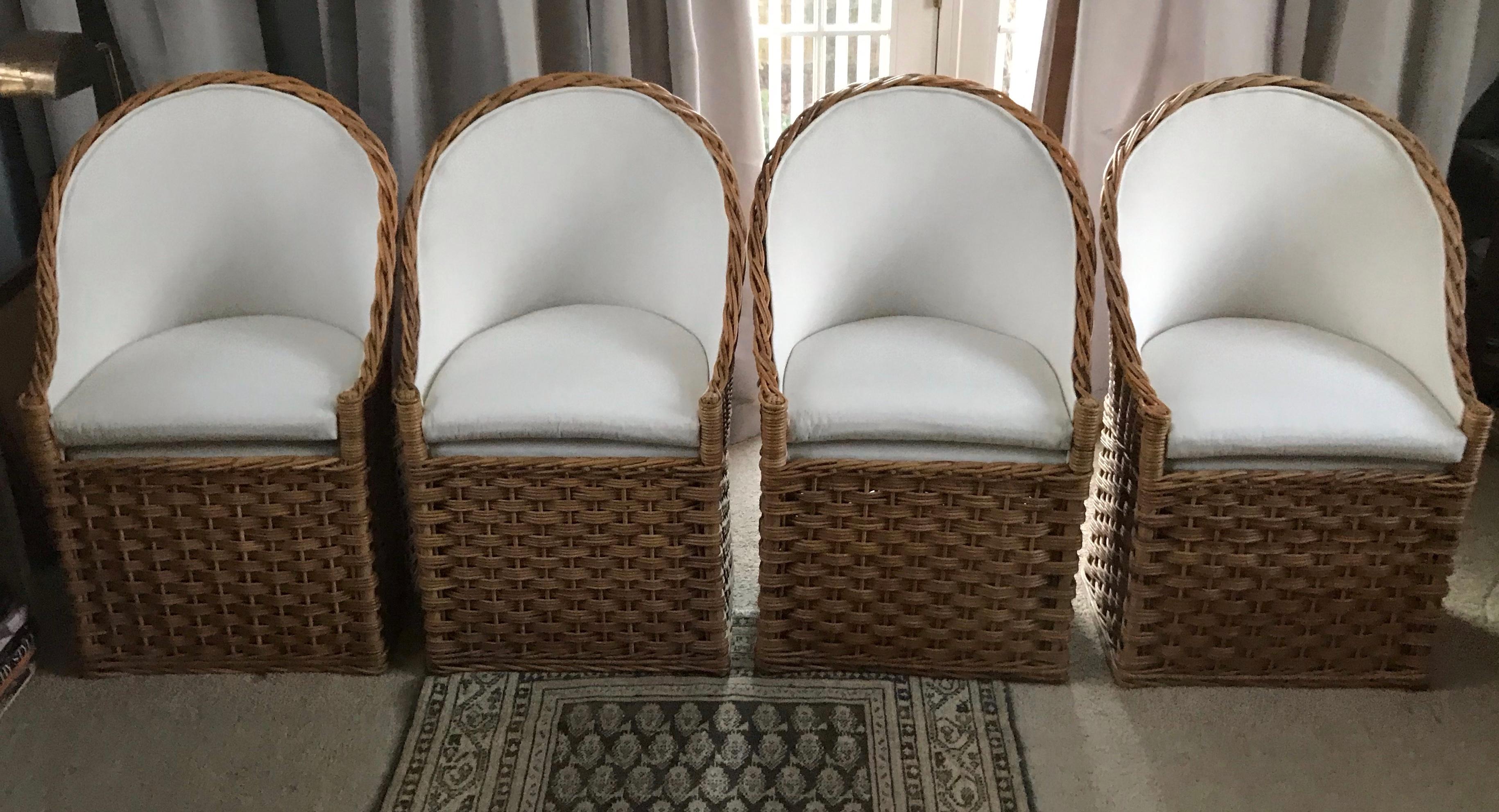 Mid-Century Modern Ensemble de quatre chaises à dossier baril en osier naturel en vente