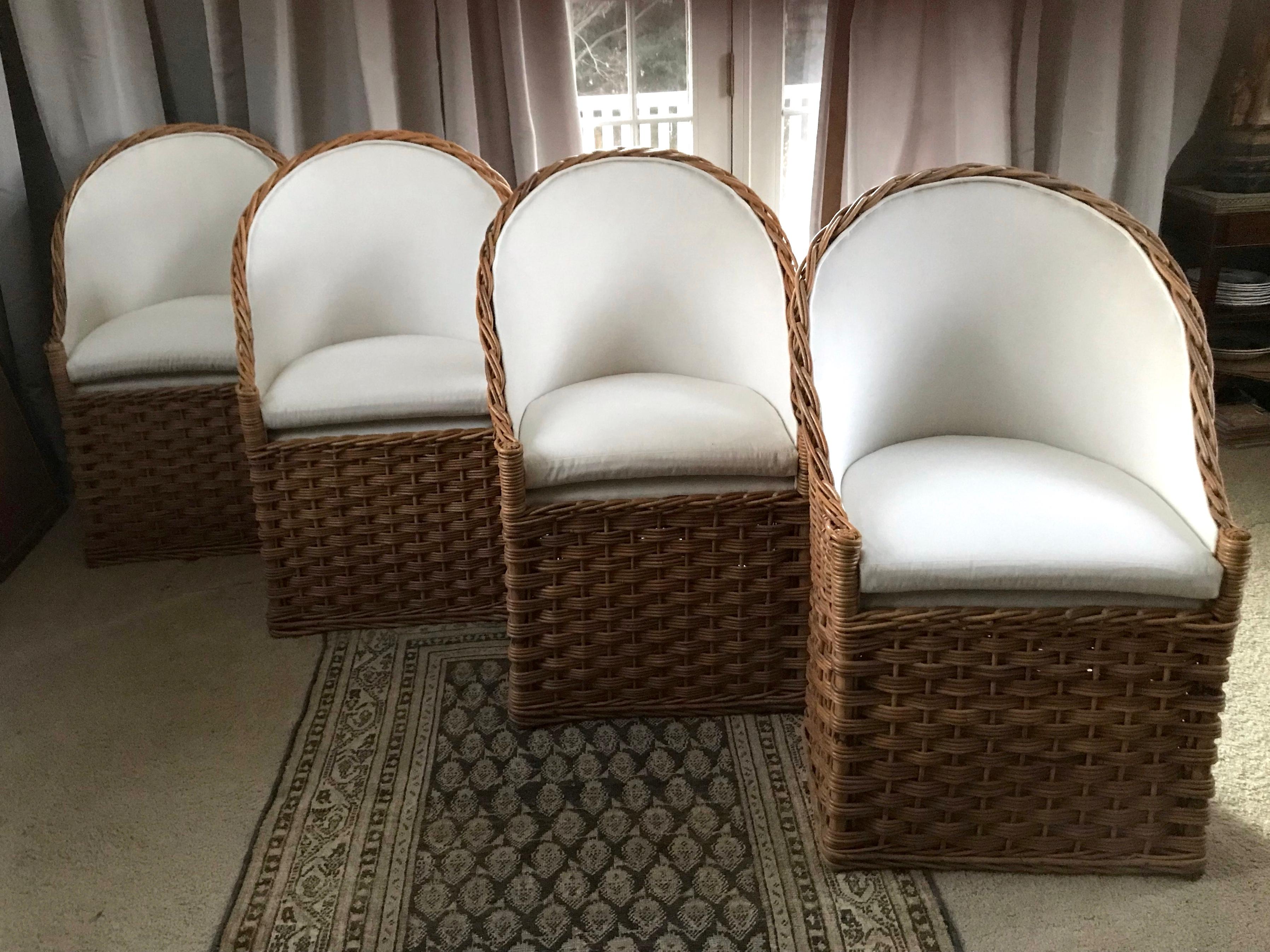 Mid-Century Modern Set of Four Natural Wicker Barrel Back Chairs For Sale