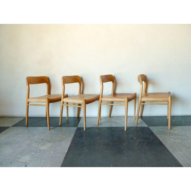 Amazing set of four ‘Model 75’ Neils Otto Møller dining chairs. This set is made of solid oak wood and has been re-upholstered with thick patinated buffalo leather from an old De Sede sofa, some signs of wear are visible.

Approx dimensions: 20