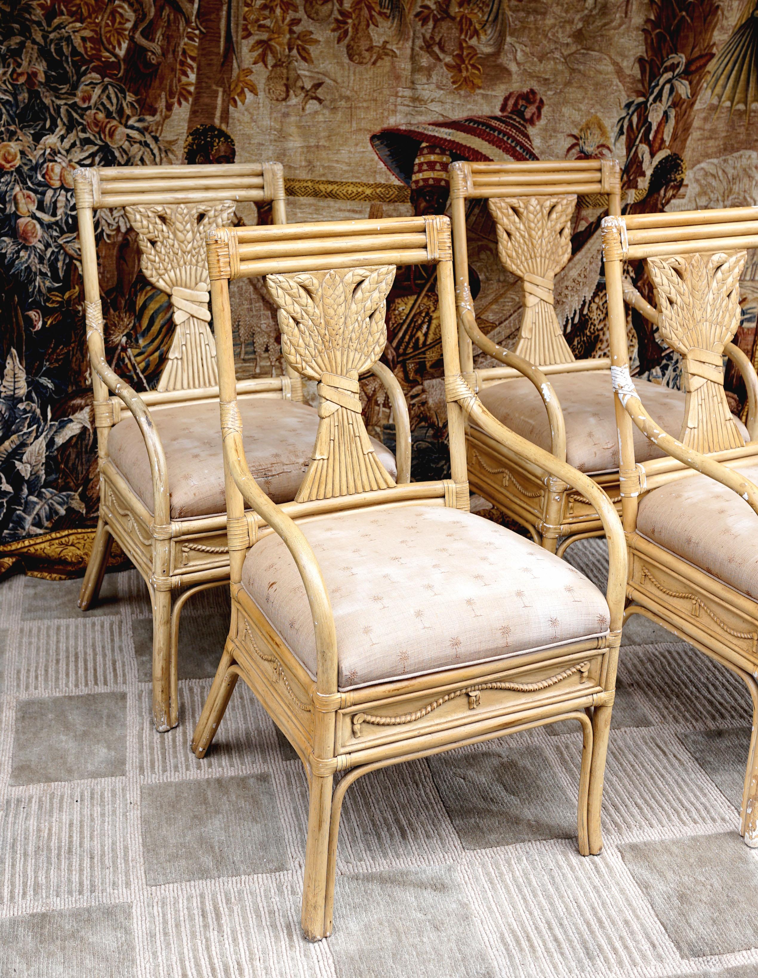 Conjunto de cuatro sillones neoclásicos de los años 30 de bambú y ratán en beige Estadounidense en venta