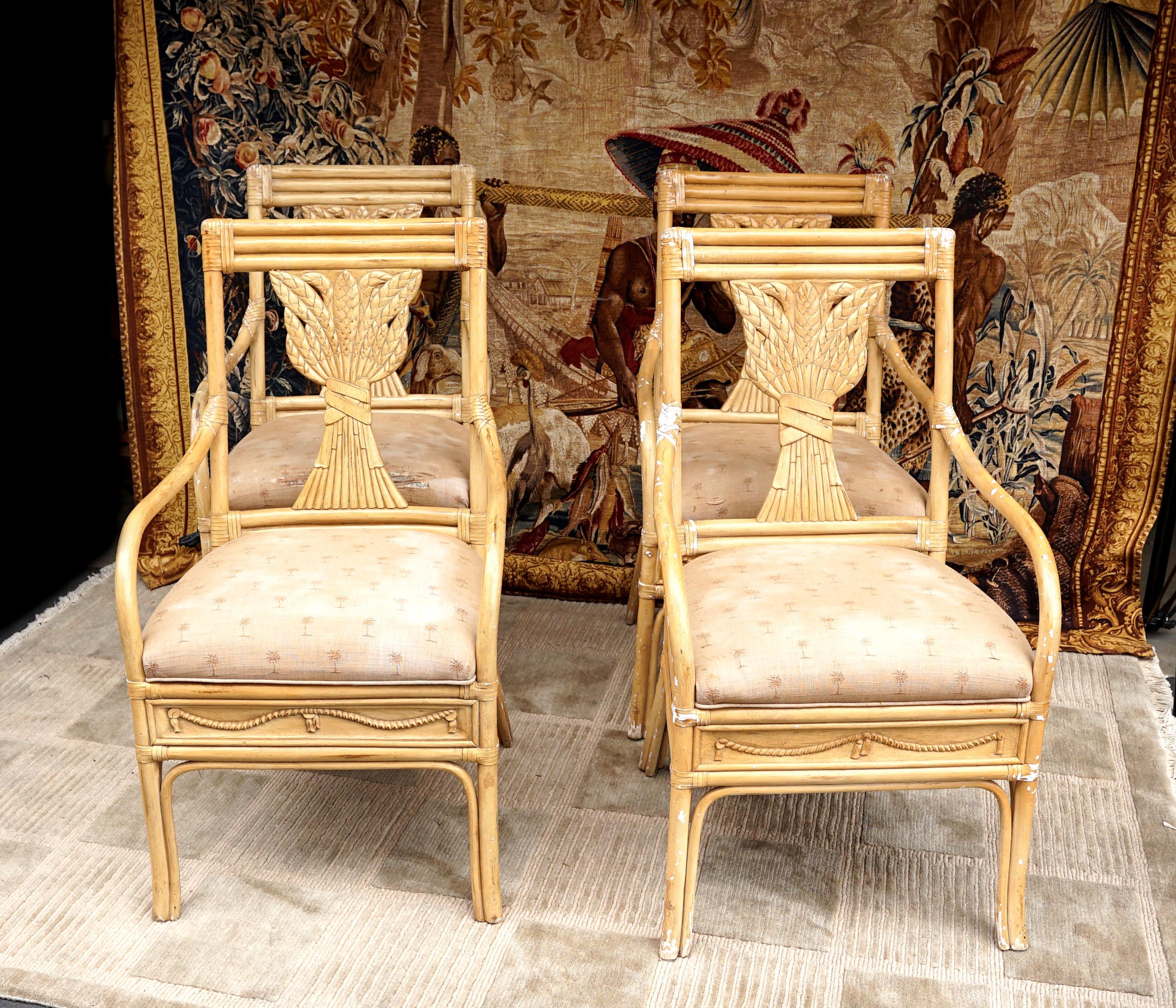 Conjunto de cuatro sillones neoclásicos de los años 30 de bambú y ratán en beige Tejido en venta