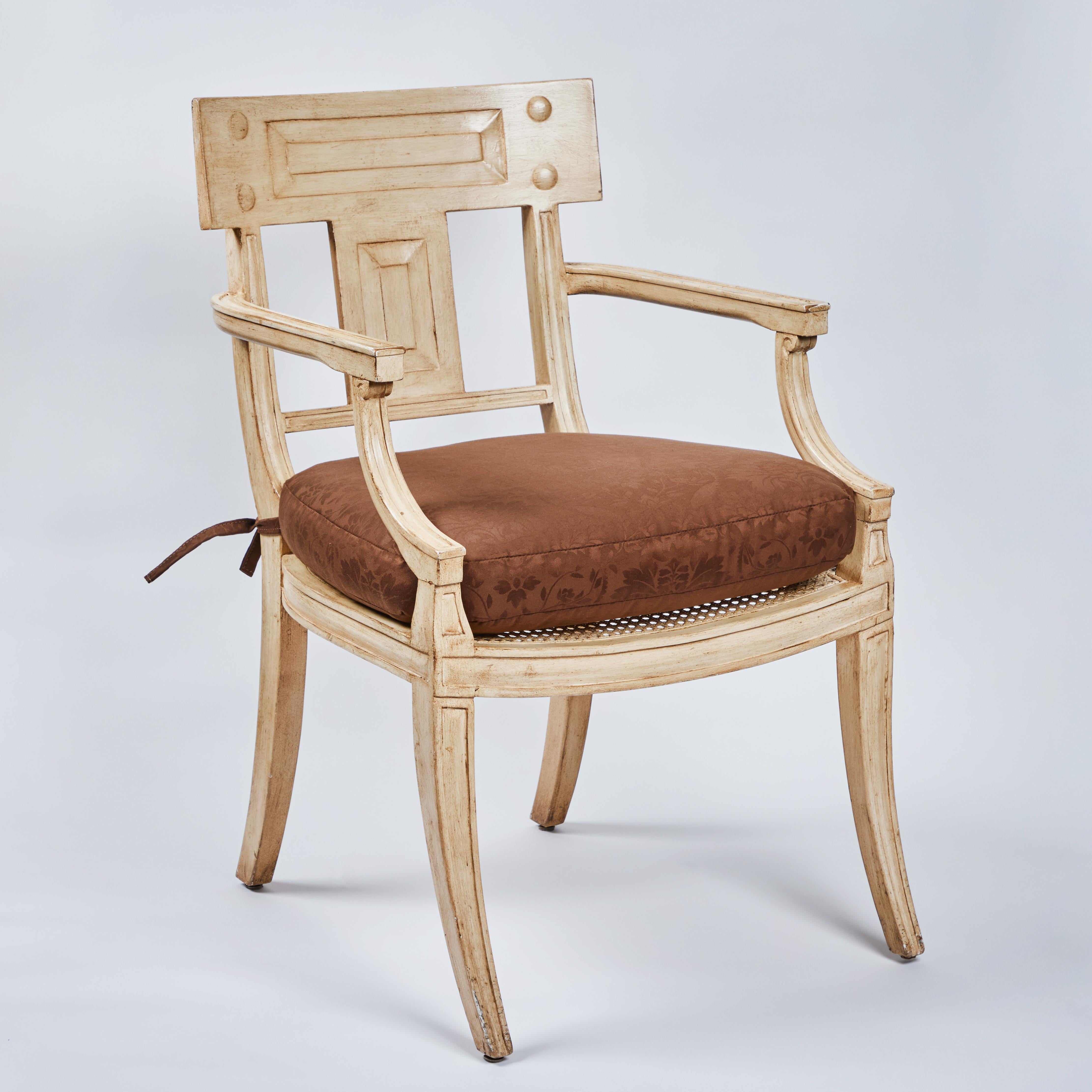 Favoloso set di quattro sedie da pranzo in stile neoclassico di Michael Taylor.  Le sedie hanno una finitura verniciata e invecchiata con cuscini nuovi in damasco color cacao.  Due sedie hanno delle etichette attaccate sul lato inferiore con la