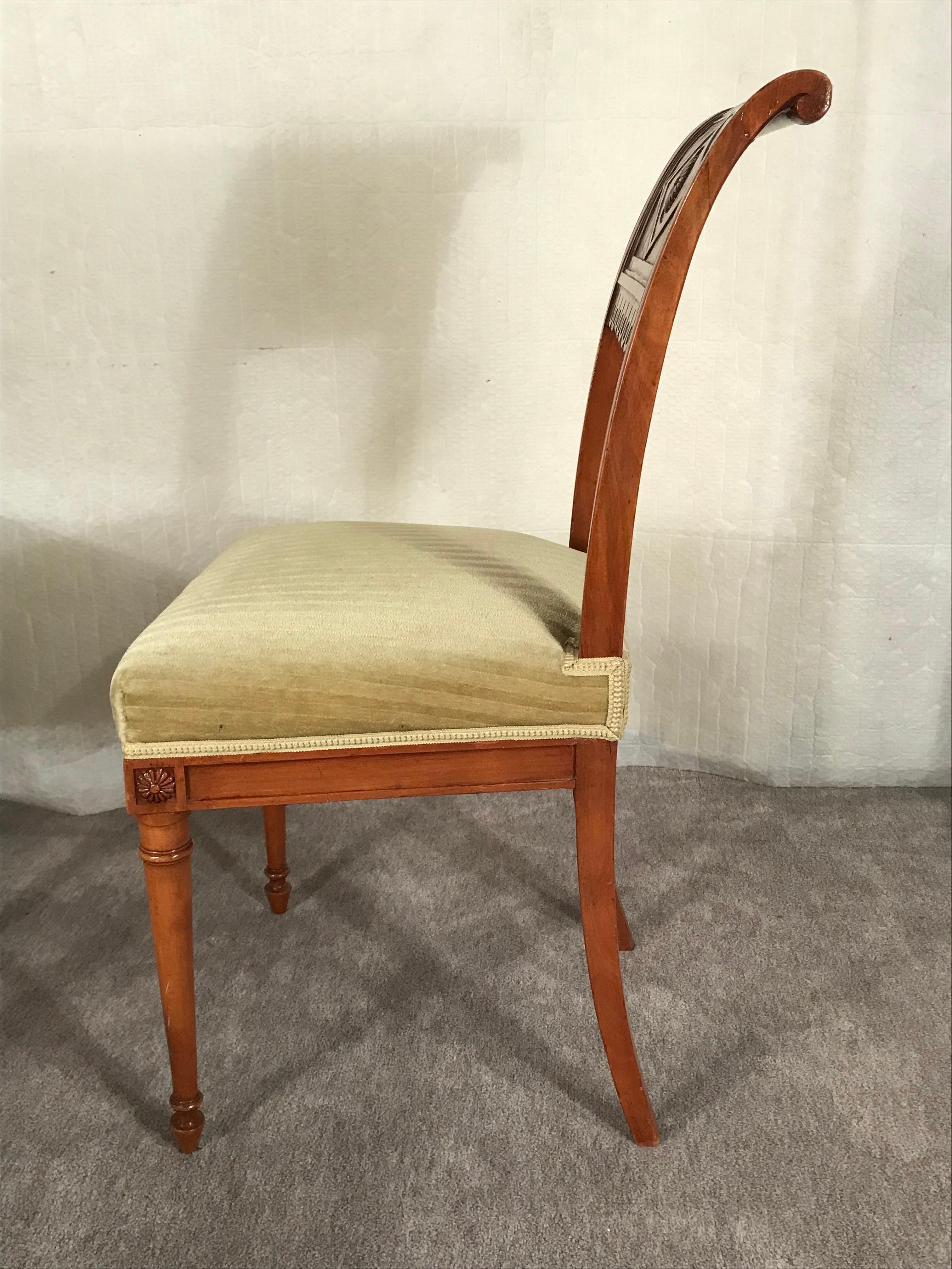 Satz von vier neoklassizistischen Stühlen, Schweiz, 19. Jahrhundert (Handgeschnitzt) im Angebot