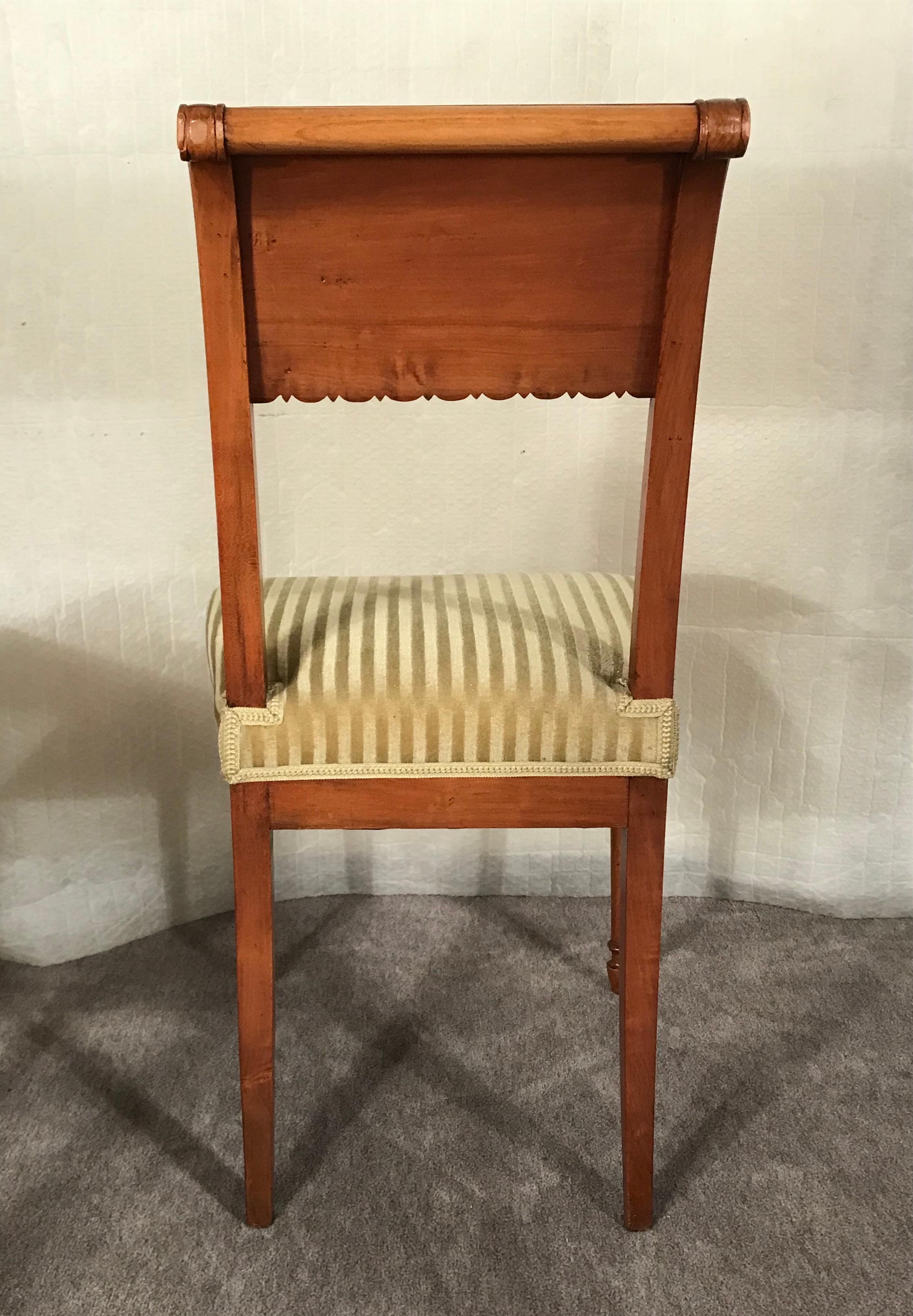 Satz von vier neoklassizistischen Stühlen, Schweiz, 19. Jahrhundert (Mittleres 19. Jahrhundert) im Angebot