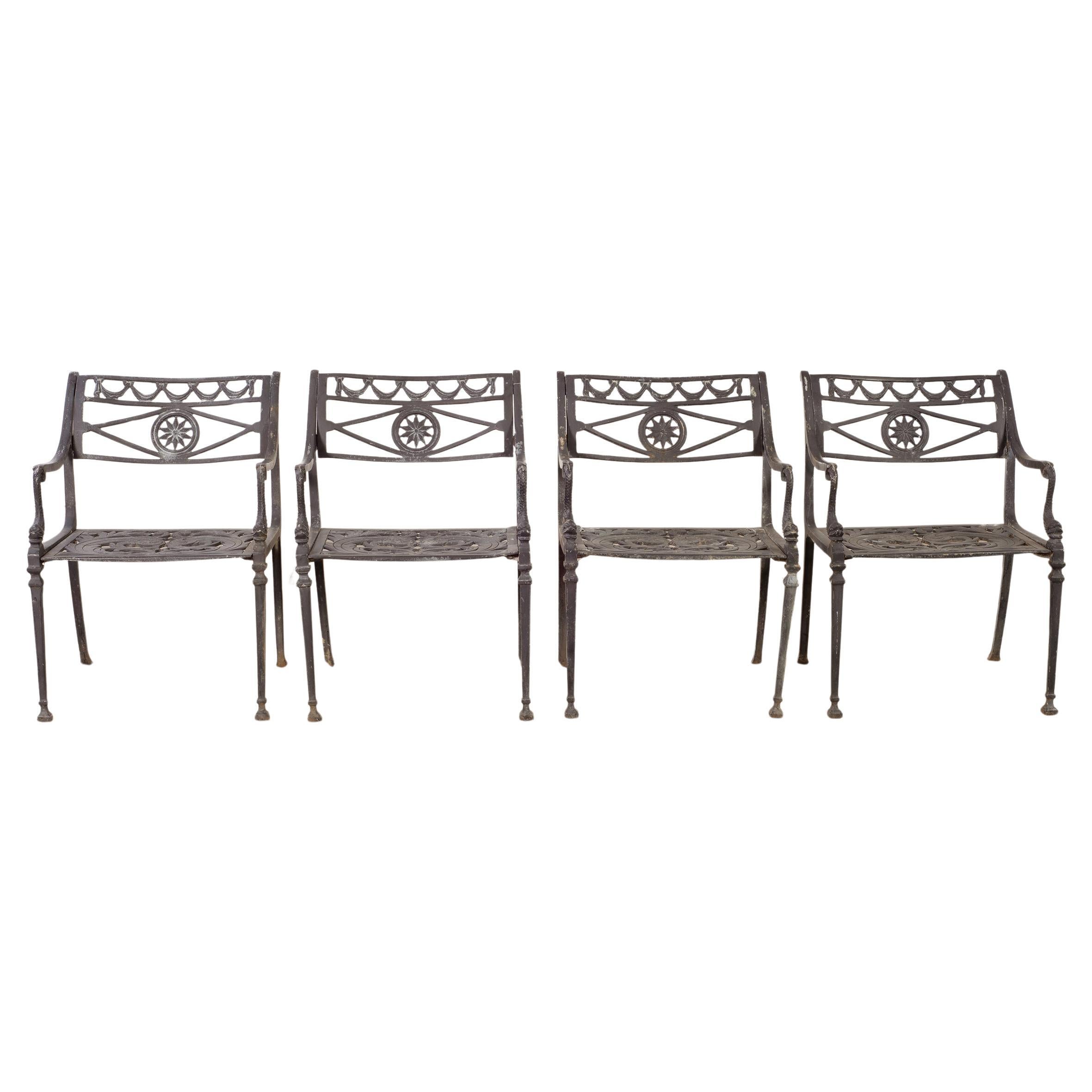 Ensemble de quatre chaises de jardin néoclassiques en forme de dauphin et d'étoile
